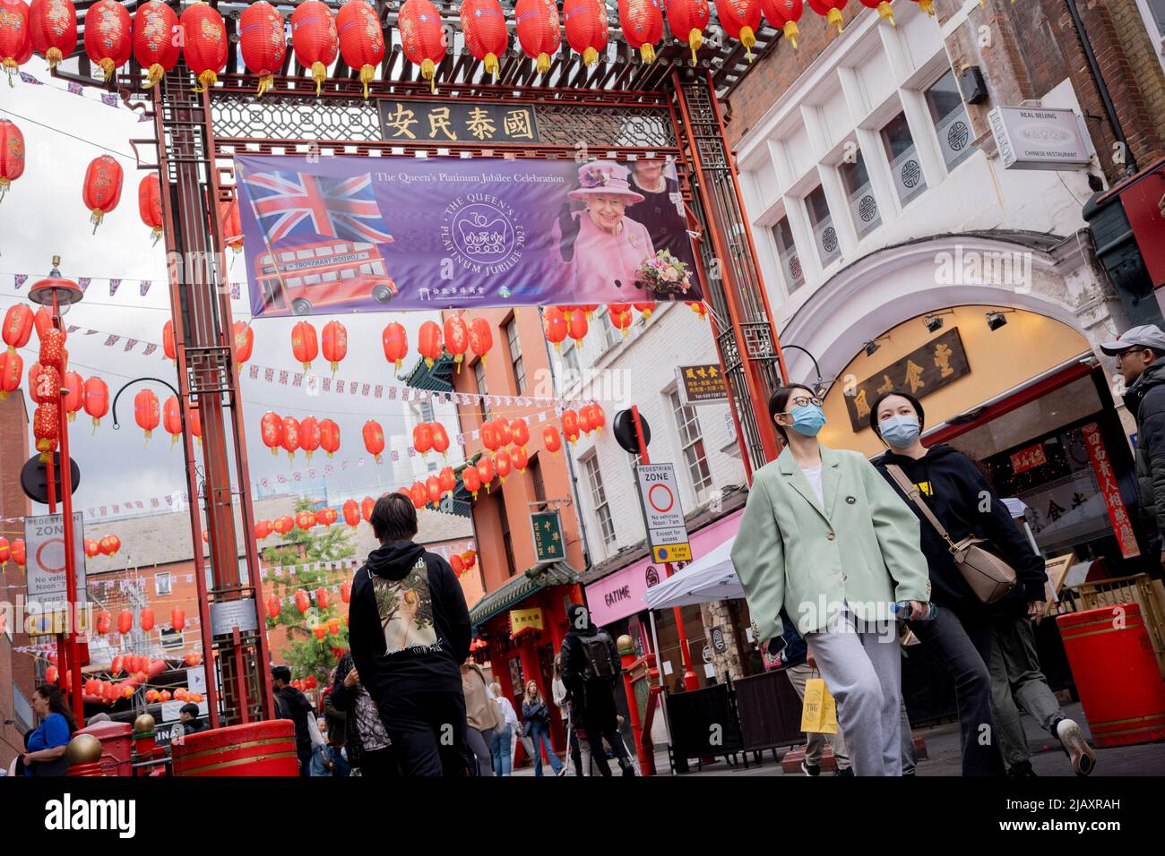 Quelques jours avant le début des célébrations du Jubilé de platine de la Reine au-dessus de la Bank Holiday acros, au Royaume-Uni, une bannière montrant son visage est suspendue au milieu des lanternes chinoises sur Garrard Street, au cœur du quartier chinois de la capitale, le 1st juin 2022 à Londres, en Angleterre. La reine Elizabeth II est sur le trône du Royaume-Uni depuis 70 ans, le monarque le plus longtemps au service de l'histoire anglaise et les drapeaux de l'Union Jack peuvent être vus partout dans le pays dans la semaine précédant le week-end du Jubilé. Banque D'Images