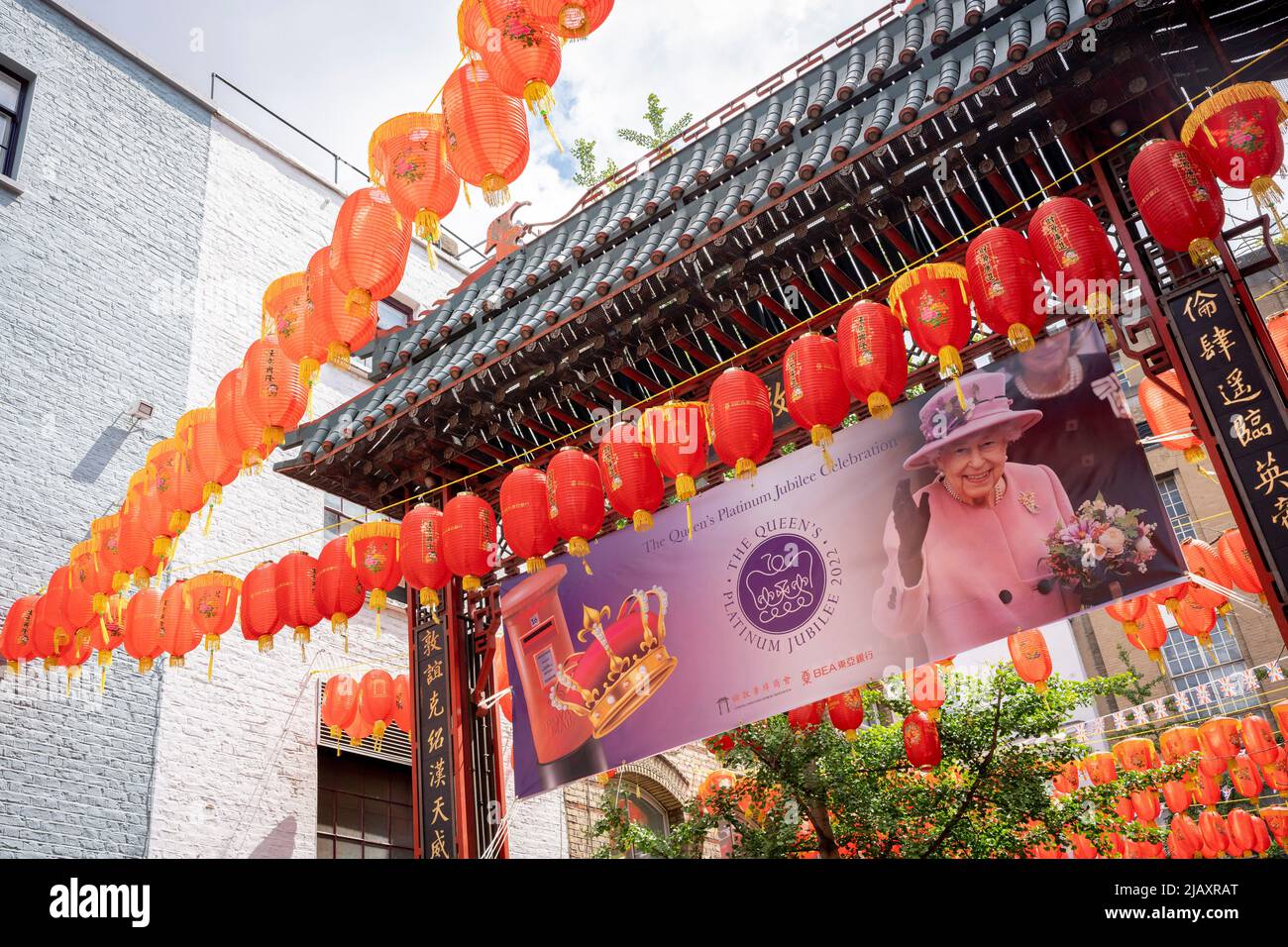 Quelques jours avant le début des célébrations du Jubilé de platine de la Reine au-dessus de la Bank Holiday acros, au Royaume-Uni, une bannière montrant son visage est suspendue au milieu des lanternes chinoises sur Garrard Street, au cœur du quartier chinois de la capitale, le 1st juin 2022 à Londres, en Angleterre. La reine Elizabeth II est sur le trône du Royaume-Uni depuis 70 ans, le monarque le plus longtemps au service de l'histoire anglaise et les drapeaux de l'Union Jack peuvent être vus partout dans le pays dans la semaine précédant le week-end du Jubilé. Banque D'Images
