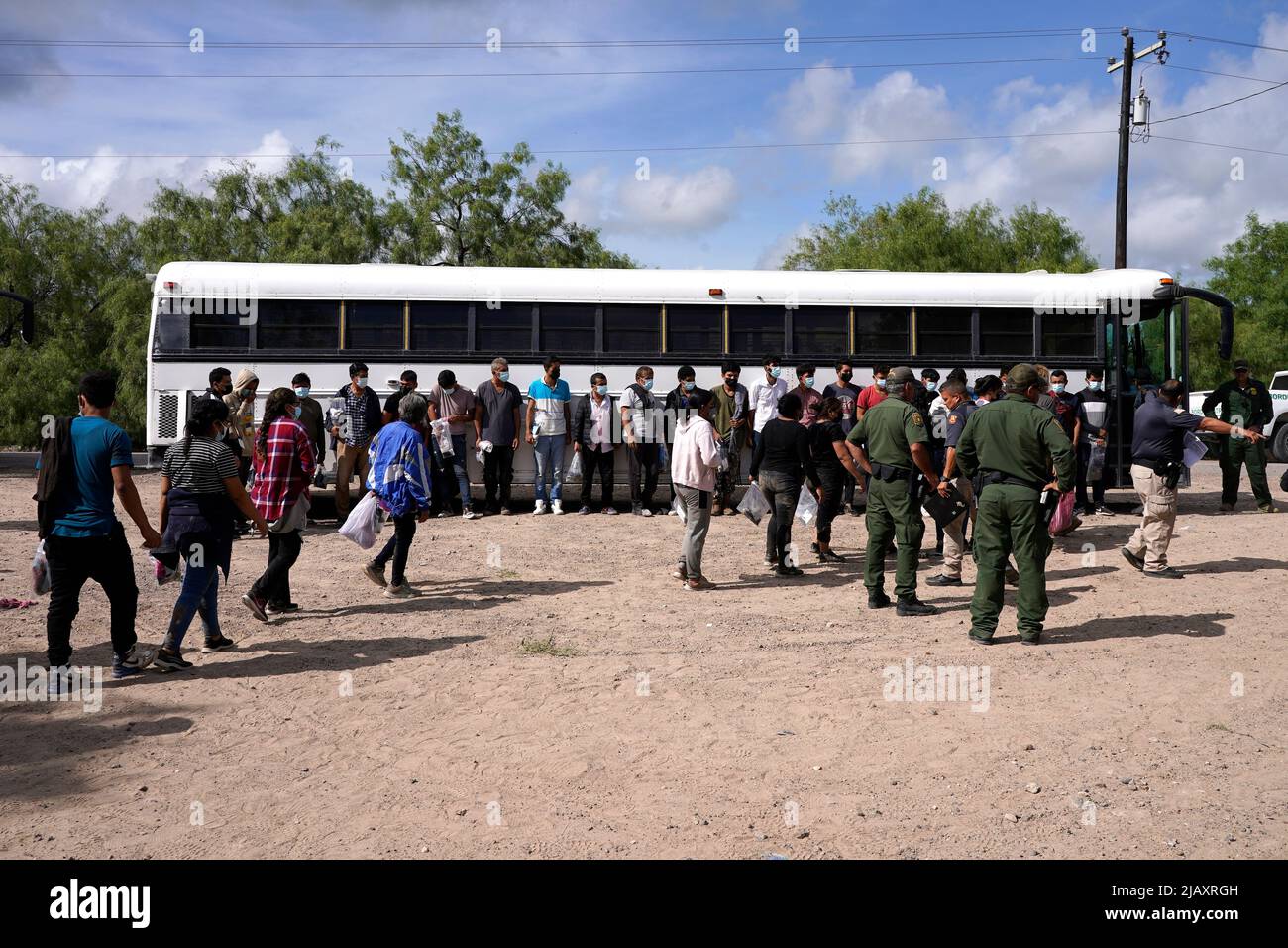 Les migrants sont à bord d'un bus de la patrouille frontalière américaine pour le centre de détention le deuxième jour de la mise en œuvre de la « règle finale provisoire crédible de traitement de la peur et de l'asile » sur 1 juin 2022 à la Joya, Texas, États-Unis. La règle stipule que les cas admissibles à l'asile sont accélérés en mois plutôt qu'en années, dans le but d'alléger l'arriéré des affaires devant les tribunaux. Le titre 42, le mandat de l'ère Trump qui devait empêcher les migrants d'entrer aux États-Unis, devait expirer sur 23 mai mais a été bloqué par une poursuite déposée par plusieurs États citant que le mouvement de grève contre la loi « n'a pas satisfait à la norme Banque D'Images