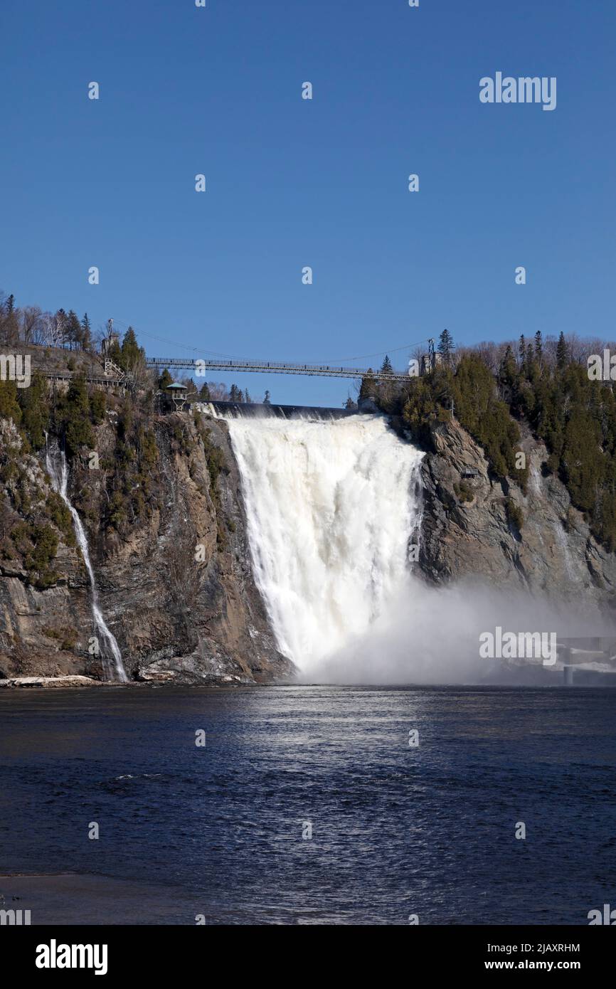 Chutes Montmorency (chute Montmorency) près de Québec, au Canada. La chute d'eau de 83 mètres de haut se trouve dans le parc des chutes Montmorency. Banque D'Images