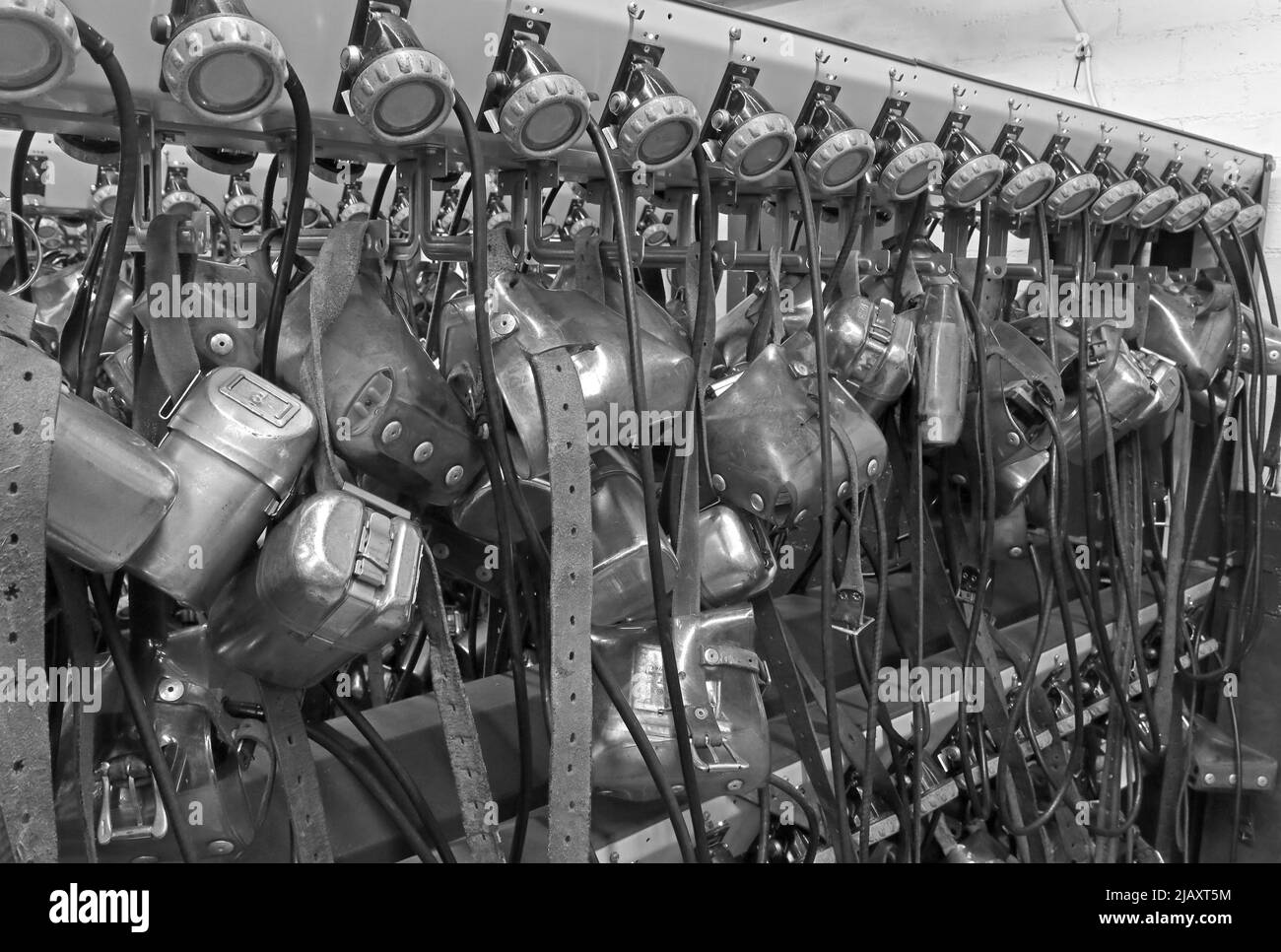 Plusieurs mineurs de charbon lampes sur les ceintures de charge des batteries, salle de lampe dans une mine de charbon du Sud Banque D'Images