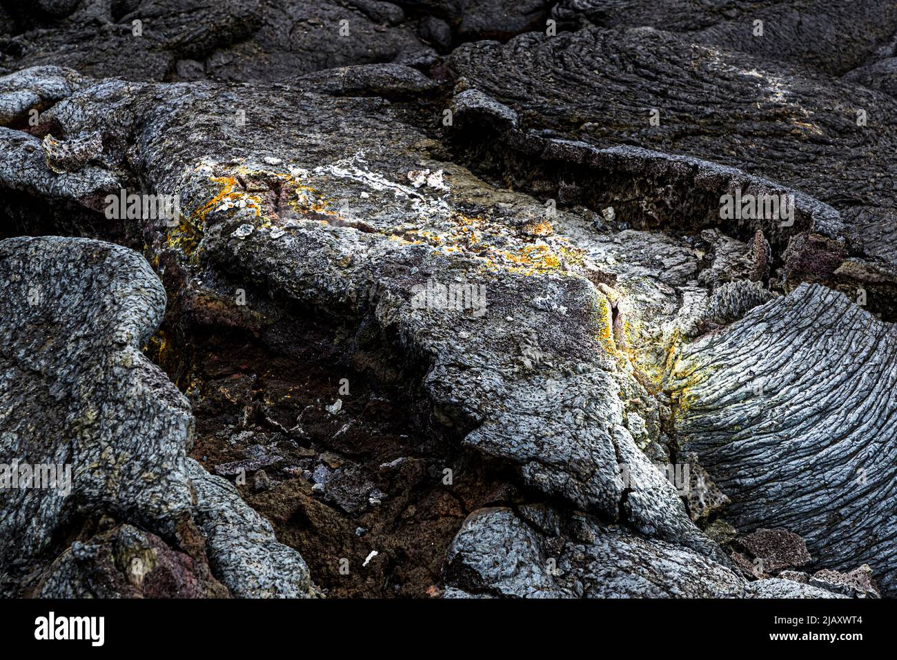 Le rocher de lave empilé du volcan Geldingadalir montre une fissure avec des dépôts de soufre jaune vif près de Grindavík, en Islande. Le volcan, lors de son éruption de mars à septembre 2021, était le plus jeune d’Islande. Banque D'Images