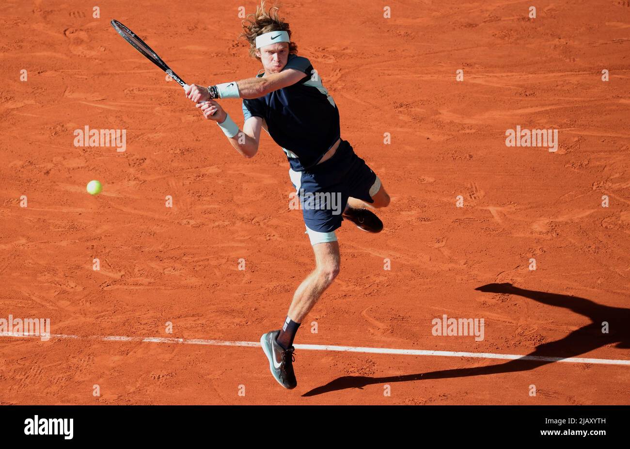 Paris, France. 01st juin 2022. Le russe Andrey Rublev joue contre Marin Cilic de Bosnie-Herzégovine lors de leur match final du quart de tennis de l'Open de France à Roland Garros près de Paris, en France, mercredi, 1 juin 2022. Photo de Maya Vidon-White/UPI crédit: UPI/Alay Live News Banque D'Images