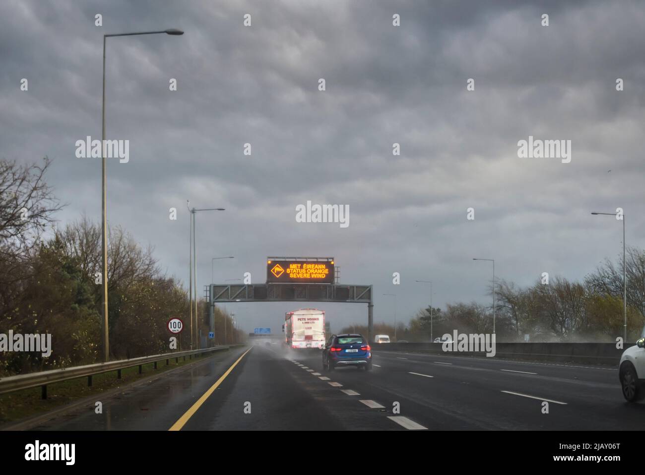 Le panneau d'avertissement météo met Eireann au-dessus de l'autoroute avertit les conducteurs des vents orageux attendus sur la route. M50, Dublin. Irlande. Banque D'Images