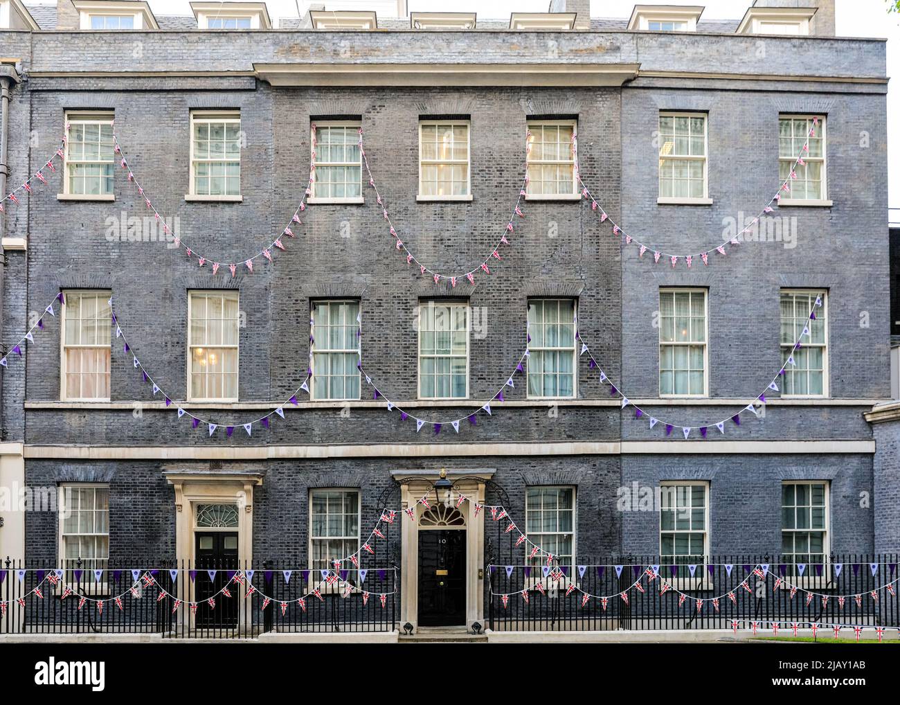 Londres, Royaume-Uni. 01st juin 2022. Des banderoles et des drapeaux ont été mis en place à l'extérieur des No 10 et No 11 pour marquer le week-end du Jubilé et célébrer le Jubilé de platine de HM la Reine. Credit: Imagetraceur/Alamy Live News Banque D'Images