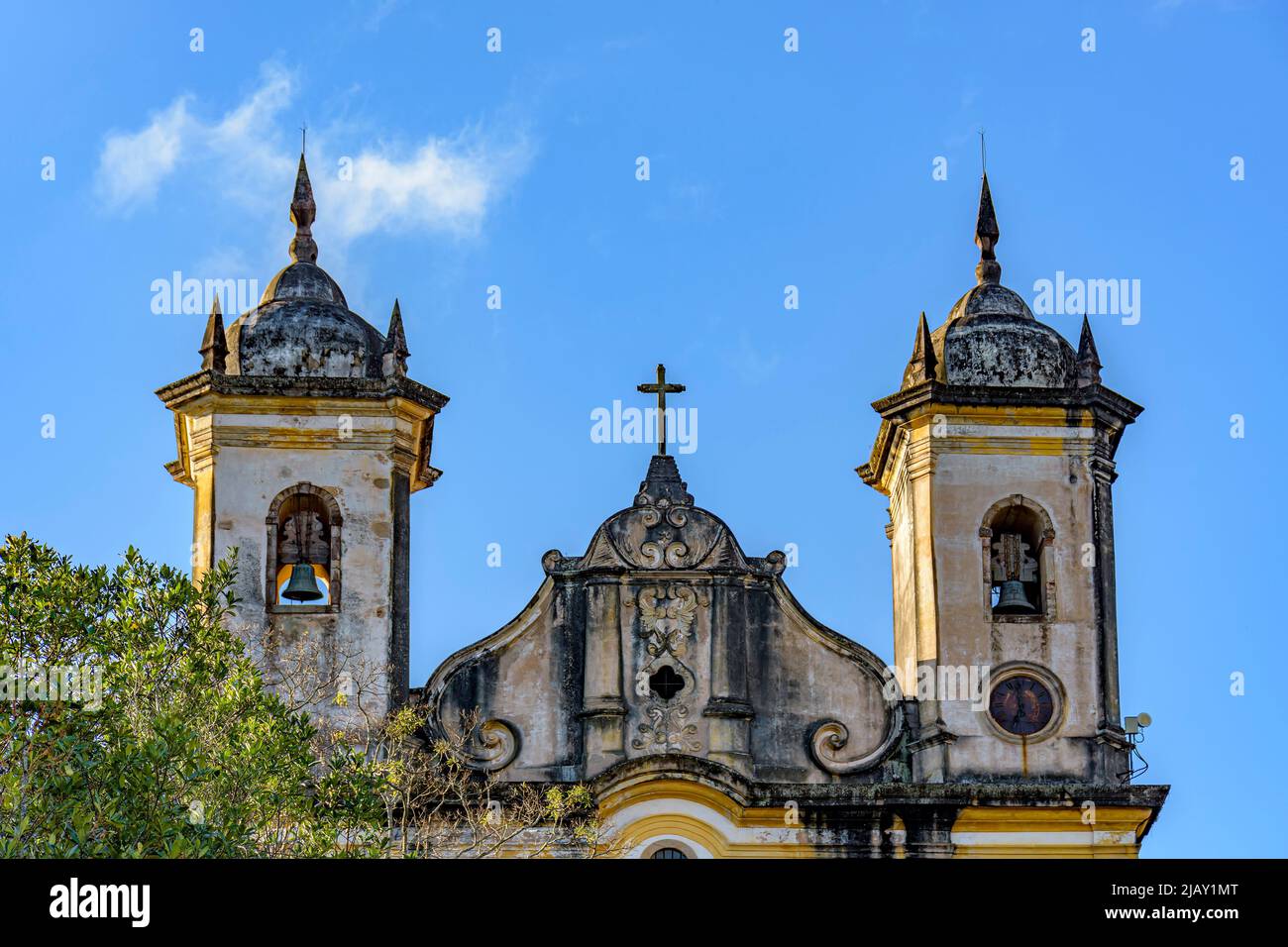 L'église historique de style baroque se dresse à Ouro Preto, Minas Gerais, avec ses cloches Banque D'Images