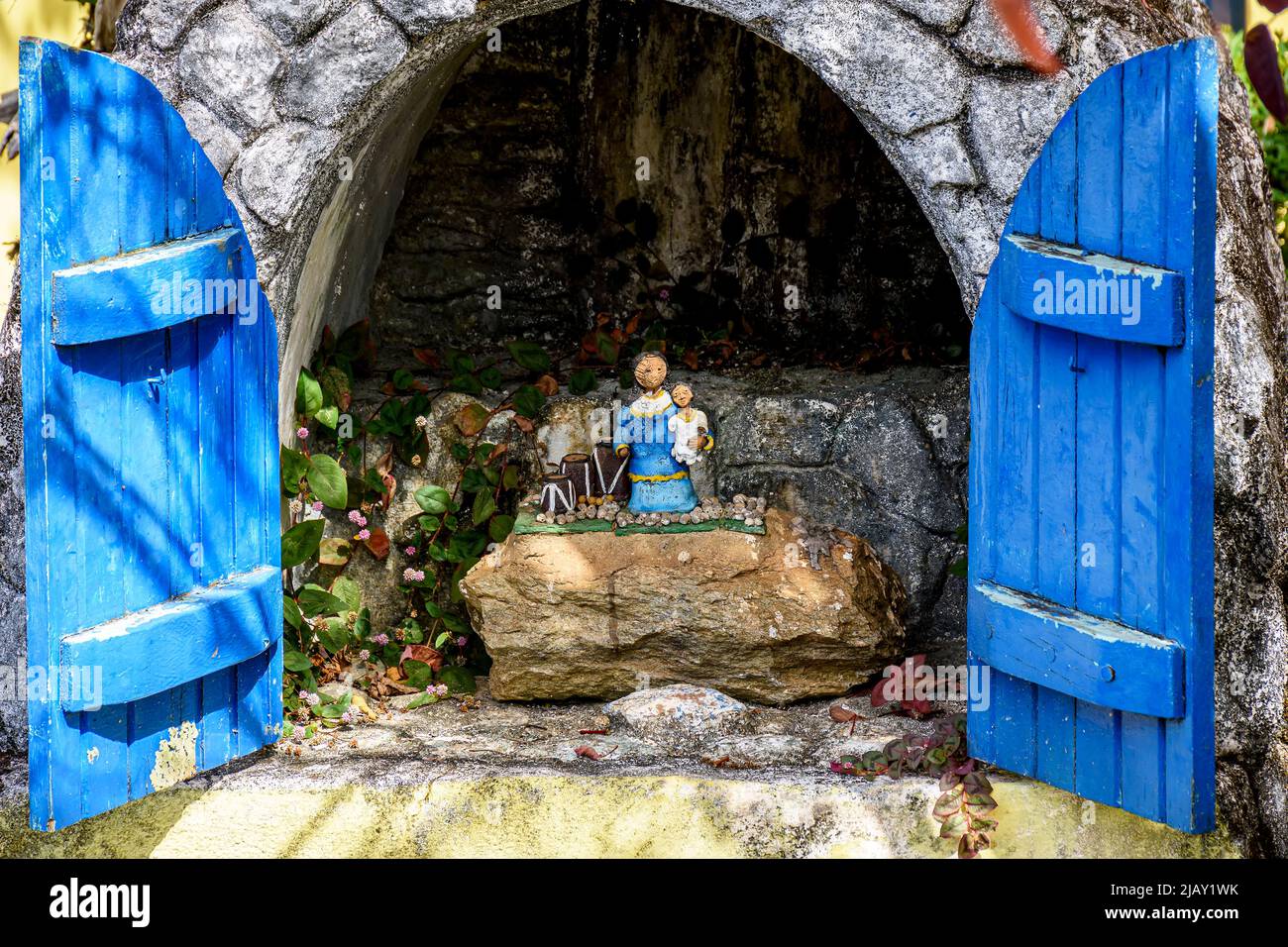 Petit autel simple avec une figure de mère afro-américaine avec son fils et des tambours tribaux honorant d'anciens esclaves dans la ville de Lavras Novas en mi Banque D'Images