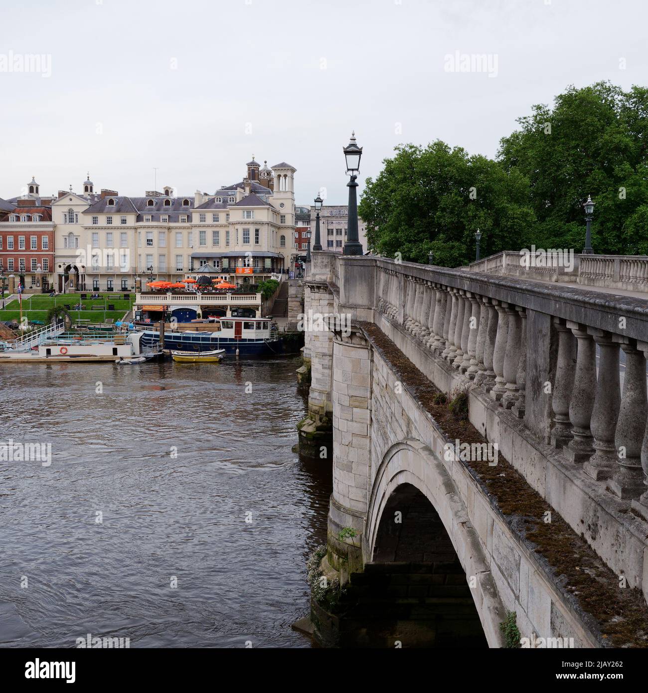 Richmond, Grand Londres, Angleterre, 18 mai 2022 : pont sur la Tamise avec la ville de Richmond incluant une maison de bateau en arrière-plan sur la rivière Banque D'Images