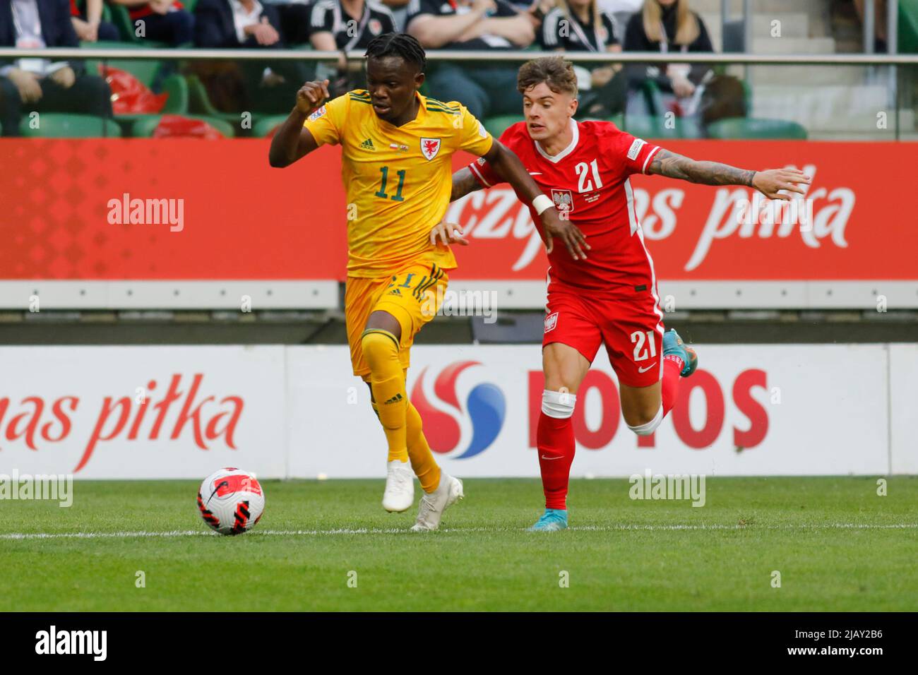 Wroclaw, Pologne, 1 juin 2022. UEFA Nations League Group A4 match entre la Pologne (chemises rouges) et le pays de Galles (chemises jaunes) à Tarczynski Arena à Wroclaw, Pologne photo: #11 Rabbi Matondo et #21 Nicola Zalewski © Piotr Zajac/Alay Live News Banque D'Images