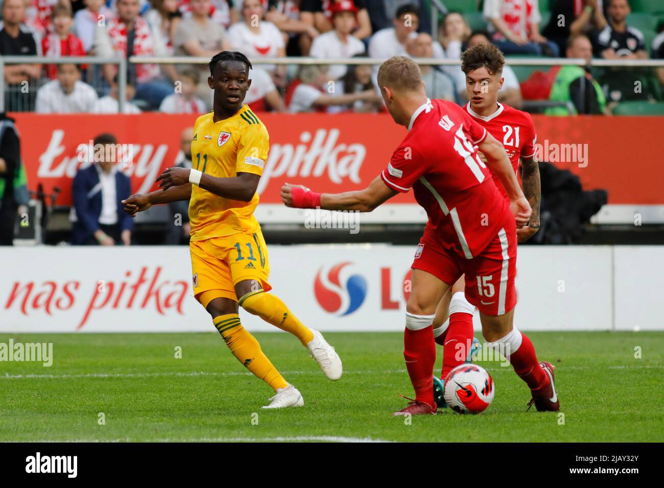 Wroclaw, Pologne, 1 juin 2022. UEFA Nations League Group A4 match entre la Pologne (chemises rouges) et le pays de Galles (chemises jaunes) à Tarczynski Arena à Wroclaw, Pologne photo: #11 Rabbi Matondo et #21 Nicola Zalewski © Piotr Zajac/Alay Live News Banque D'Images