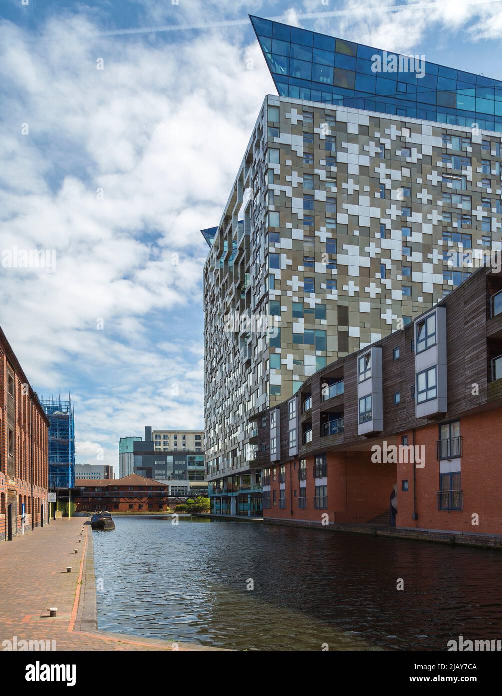 Vu ici du côté du canal, le Cube abrite une variété de restaurants et de bars, un hôtel de luxe, des appartements et un espace de bureau de premier choix. Banque D'Images