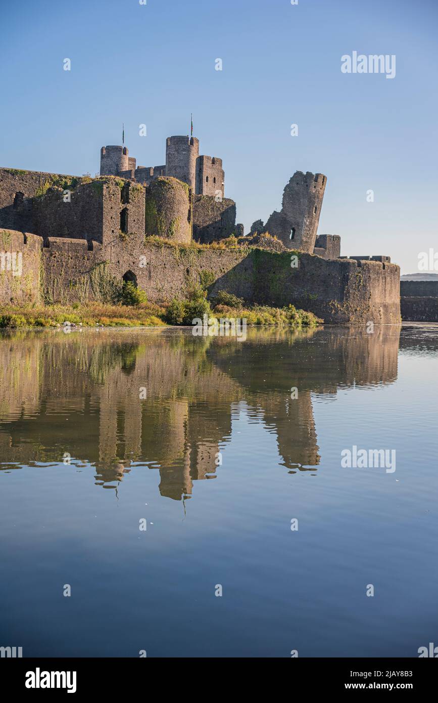 Le château médiéval de Caerphilly, au sud du pays de Galles, au Royaume-Uni. Merci de bien vouloir nous faire savoir : Phillip Roberts Banque D'Images