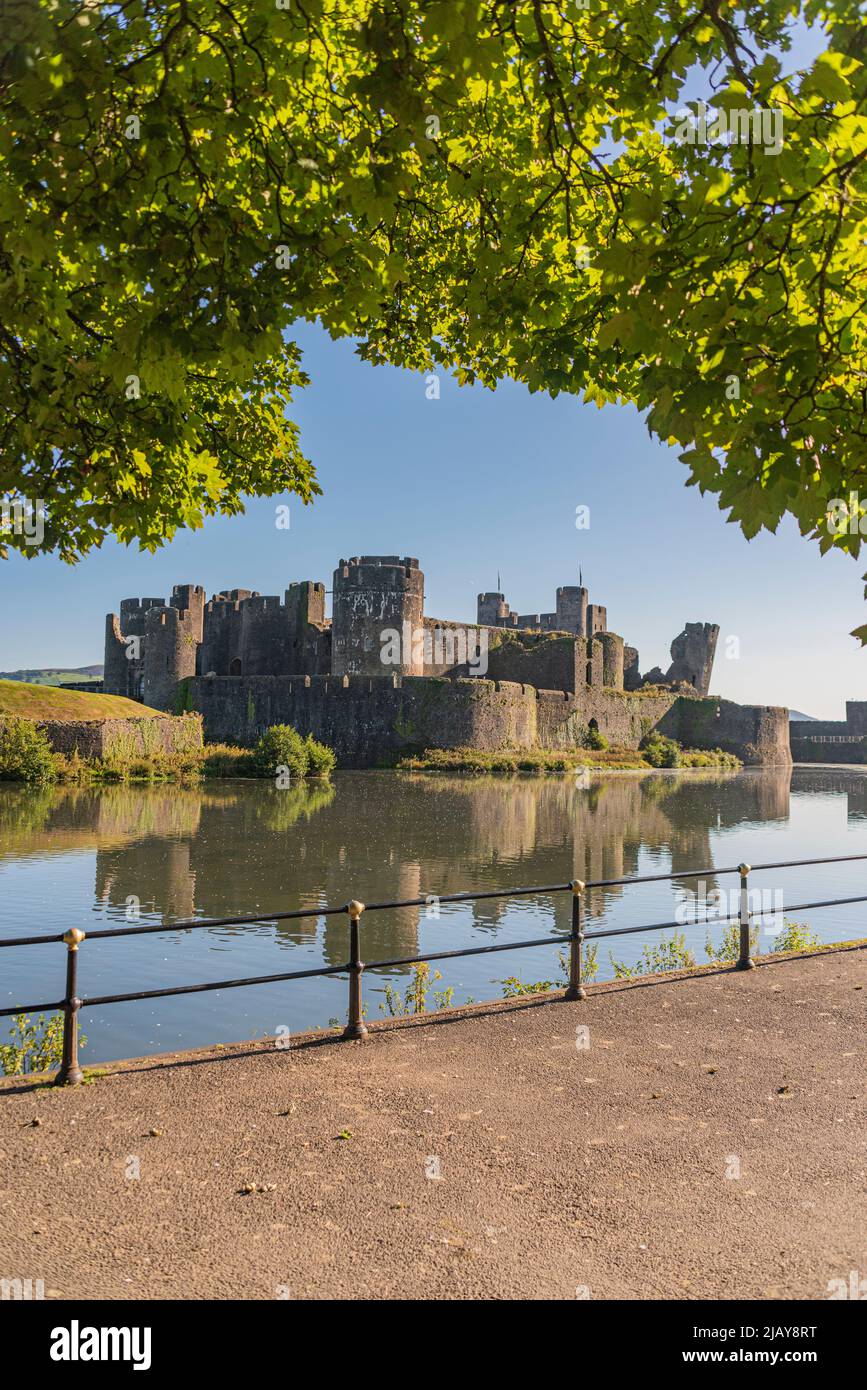 Le château médiéval de Caerphilly, au sud du pays de Galles, au Royaume-Uni. Merci de bien vouloir nous faire savoir : Phillip Roberts Banque D'Images