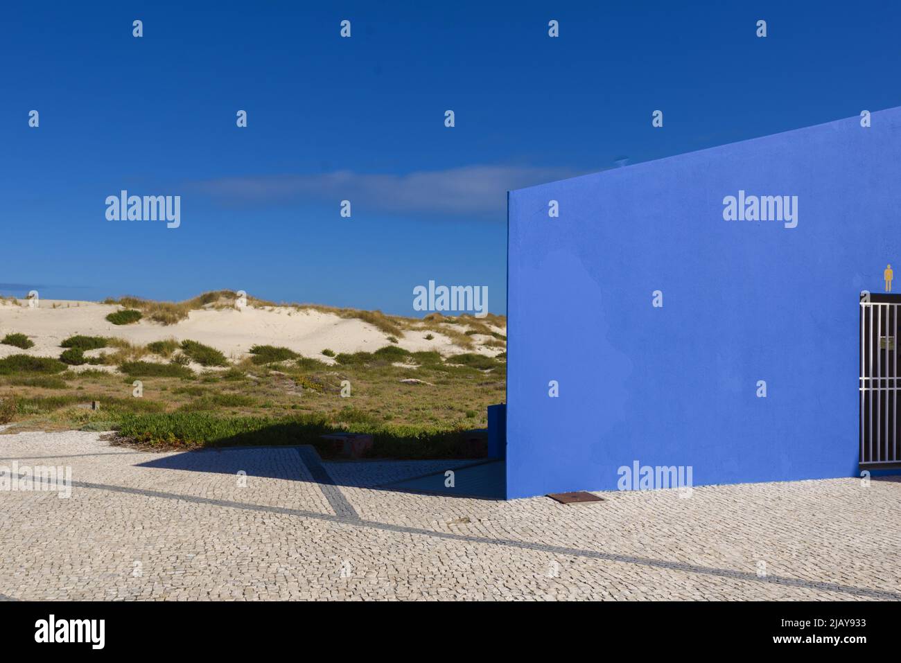 Des toilettes modernes dans les dunes de Costa Nova, district d'Aveiro, Portugal Banque D'Images