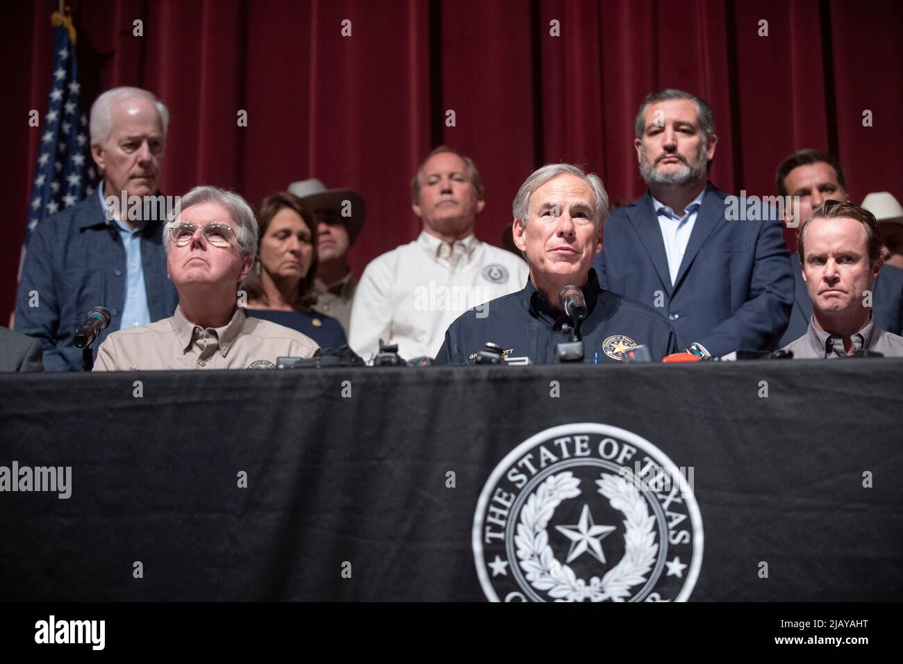 Uvalde Texas États-Unis, 25 mai 2022: Représentants de l'État du Texas, y compris, de gauche à droite, le sénateur américain JOHN CORNYN, le lieutenant Gov. DAN PATRICK, sénateur d'État ANGELA PAXTON, procureur général du Texas KEN PAXTON, gouverneur GREG ABBOTT, U.S. Sen TED CRUZ, et le président de la Maison du Texas DADE PHELAN, tiennent un briefing de presse à l'école secondaire Uvalde un jour après qu'un tireur de 18 ans est entré à l'école élémentaire Robb et a tué 19 étudiants et deux enseignants. ©Bob Daemmrich Banque D'Images