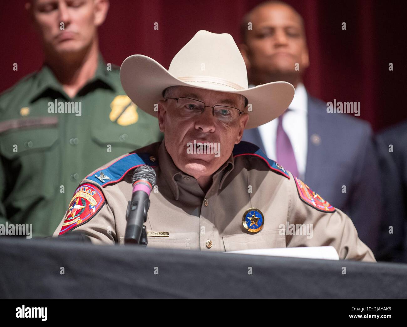 Uvalde Texas USA, 25 mai 2022: Des fonctionnaires de l'État du Texas, y compris STEVE MCCRAW, directeur du département de la sécurité publique du Texas, tiennent un briefing de presse à l'école secondaire d'Uvalde un jour après qu'un tireur de 18 ans est entré à l'école élémentaire de Robb et a tué 19 étudiants et deux enseignants. ©Bob Daemmrich Banque D'Images Uvalde Texas USA, 25 mai 2022: Des fonctionnaires de l'État du Texas, y compris STEVE MCCRAW, directeur du département de la sécurité publique du Texas, tiennent un briefing de presse à l'école secondaire d'Uvalde un jour après qu'un tireur de 18 ans est entré à l'école élémentaire de Robb et a tué 19 étudiants et deux enseignants. ©Bob Daemmrich Banque D'Images