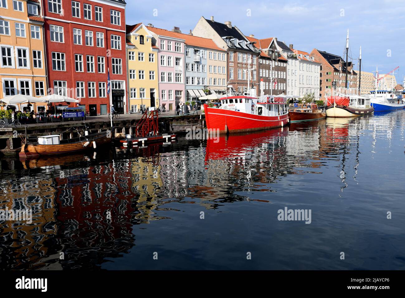Copenhague/Danemark/1st.juin 2022/.les voyageurs vident au canal de Nyhavn ou au canal de Nyhavn dans la capitale danoise Copenhague. (Photo..Francis Dean/Dean Pictures) Banque D'Images