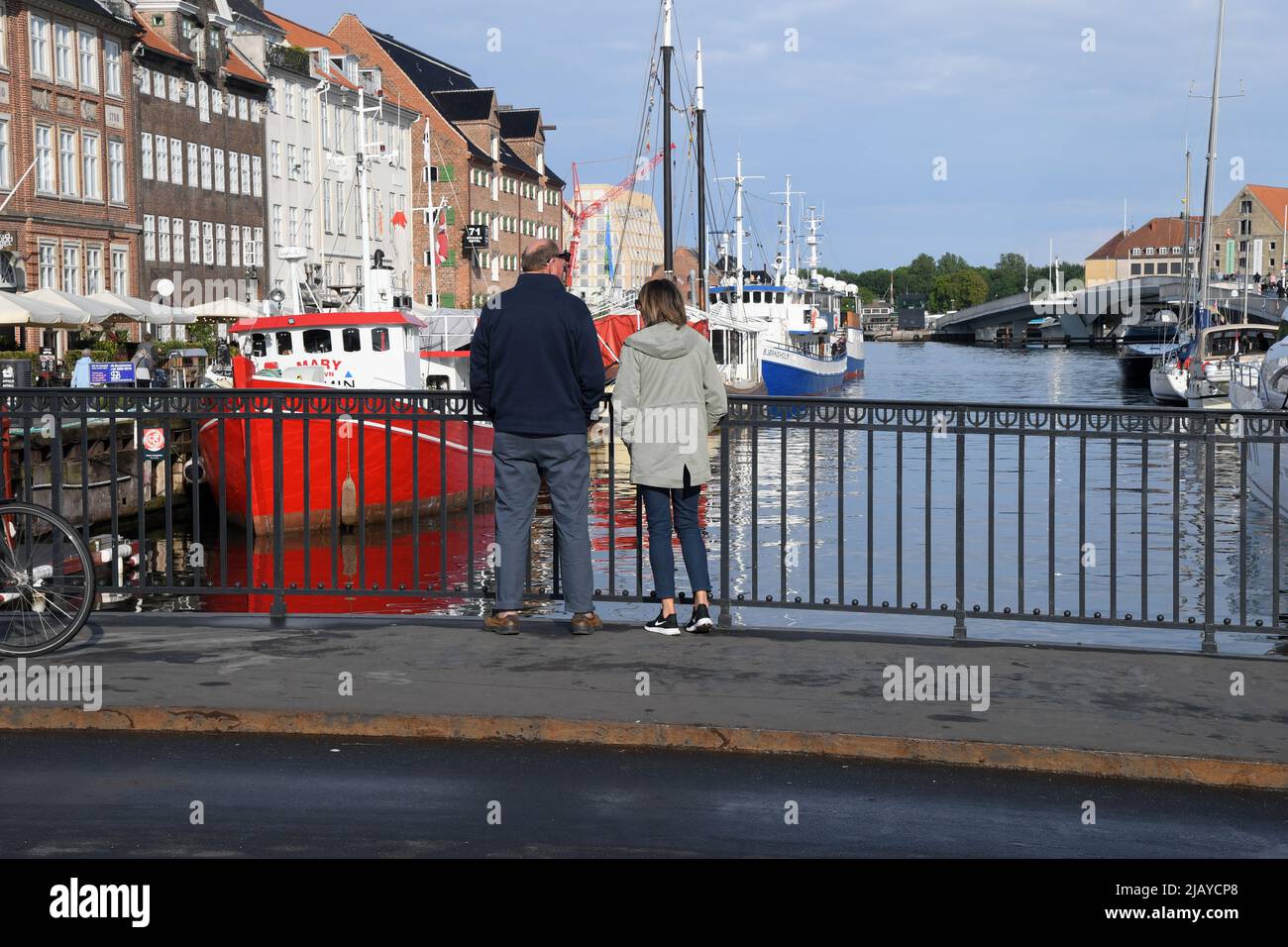Copenhague/Danemark/1st.juin 2022/.les voyageurs vident au canal de Nyhavn ou au canal de Nyhavn dans la capitale danoise Copenhague. (Photo..Francis Dean/Dean Pictures) Banque D'Images
