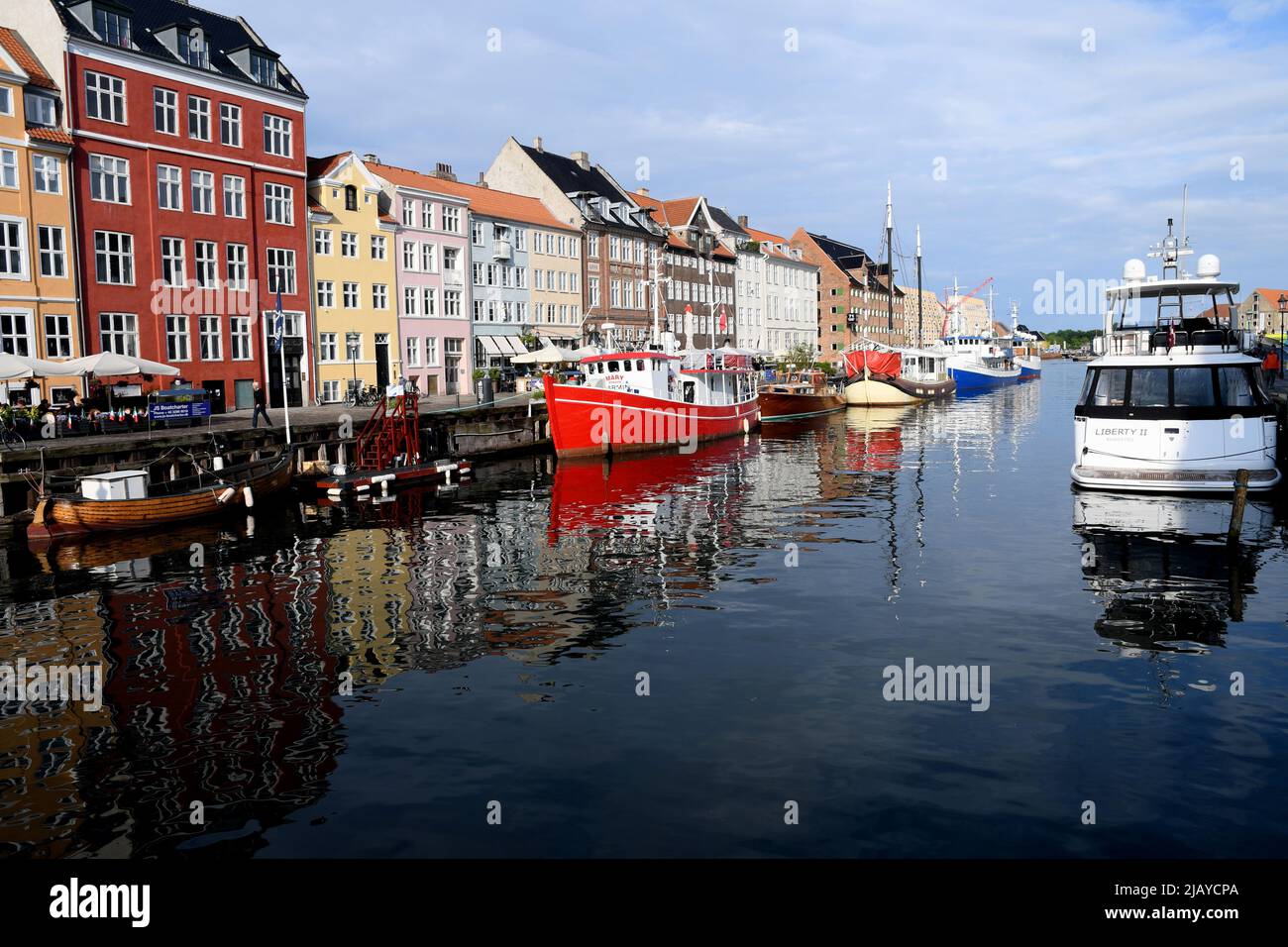 Copenhague/Danemark/1st.juin 2022/.les voyageurs vident au canal de Nyhavn ou au canal de Nyhavn dans la capitale danoise Copenhague. (Photo..Francis Dean/Dean Pictures) Banque D'Images