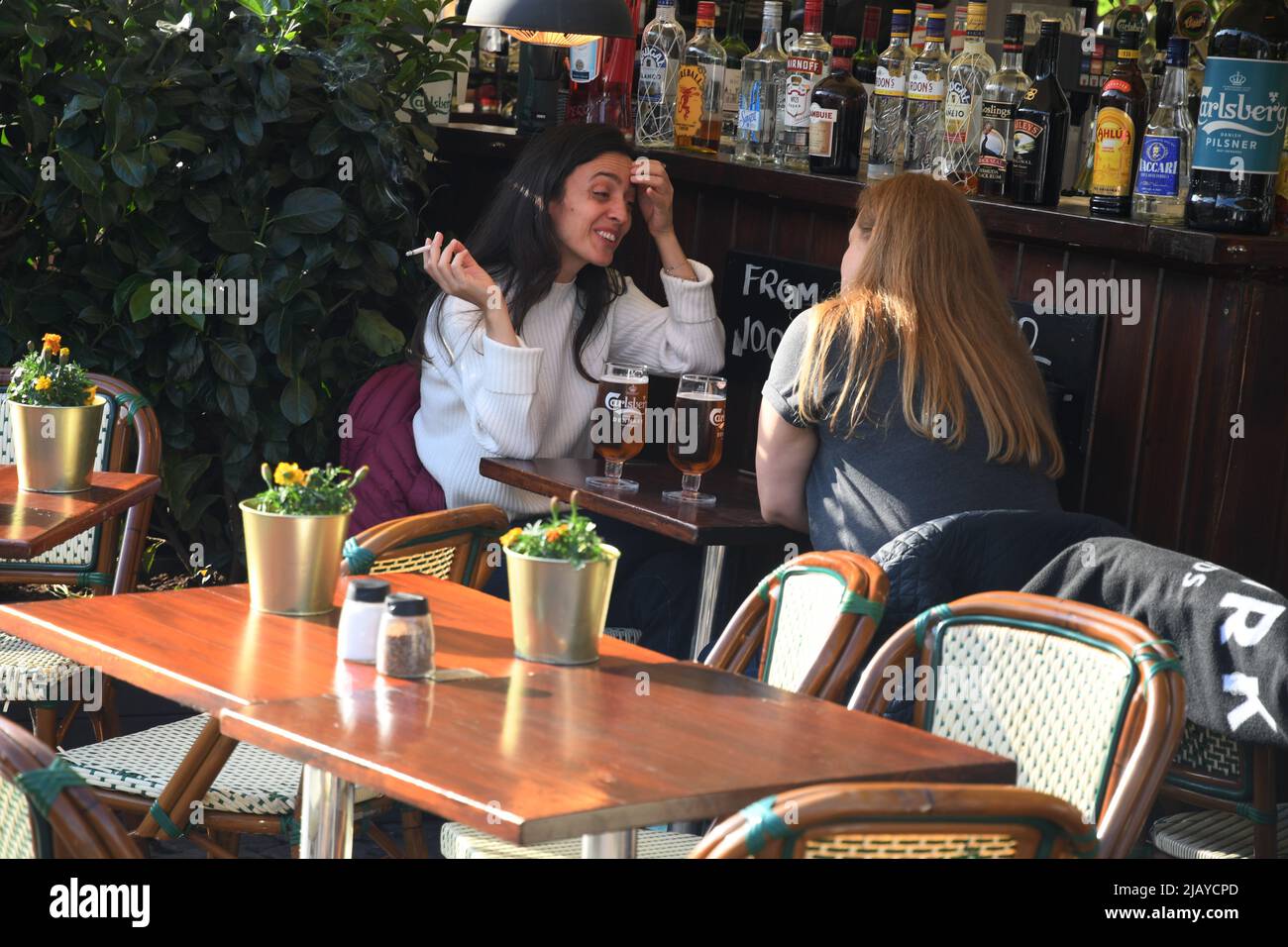 Copenhague/Danemark/1st.juin 2022/.les voyageurs vident au canal de Nyhavn ou au canal de Nyhavn dans la capitale danoise Copenhague. (Photo..Francis Dean/Dean Pictures) Banque D'Images