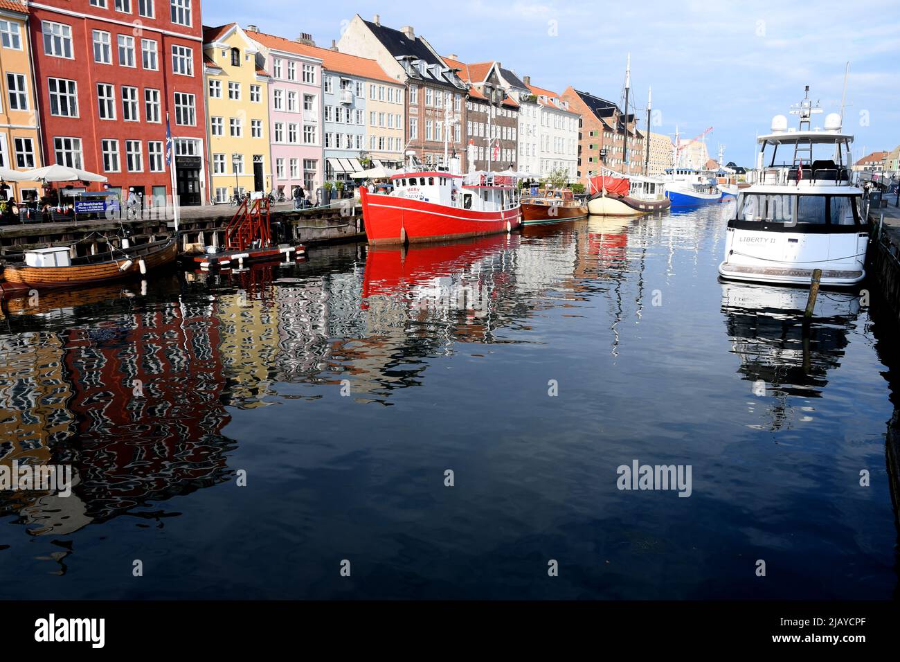 Copenhague/Danemark/1st.juin 2022/.les voyageurs vident au canal de Nyhavn ou au canal de Nyhavn dans la capitale danoise Copenhague. (Photo..Francis Dean/Dean Pictures) Banque D'Images