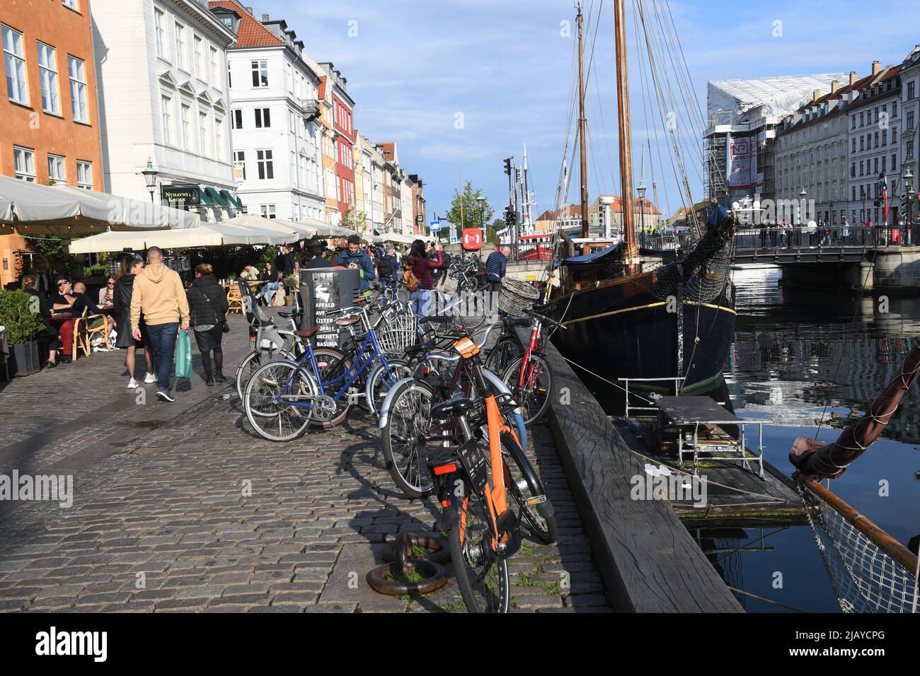 Copenhague/Danemark/1st.juin 2022/.les voyageurs vident au canal de Nyhavn ou au canal de Nyhavn dans la capitale danoise Copenhague. (Photo..Francis Dean/Dean Pictures) Banque D'Images