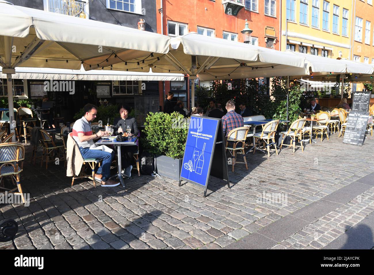 Copenhague/Danemark/1st.juin 2022/.les voyageurs vident au canal de Nyhavn ou au canal de Nyhavn dans la capitale danoise Copenhague. (Photo..Francis Dean/Dean Pictures) Banque D'Images