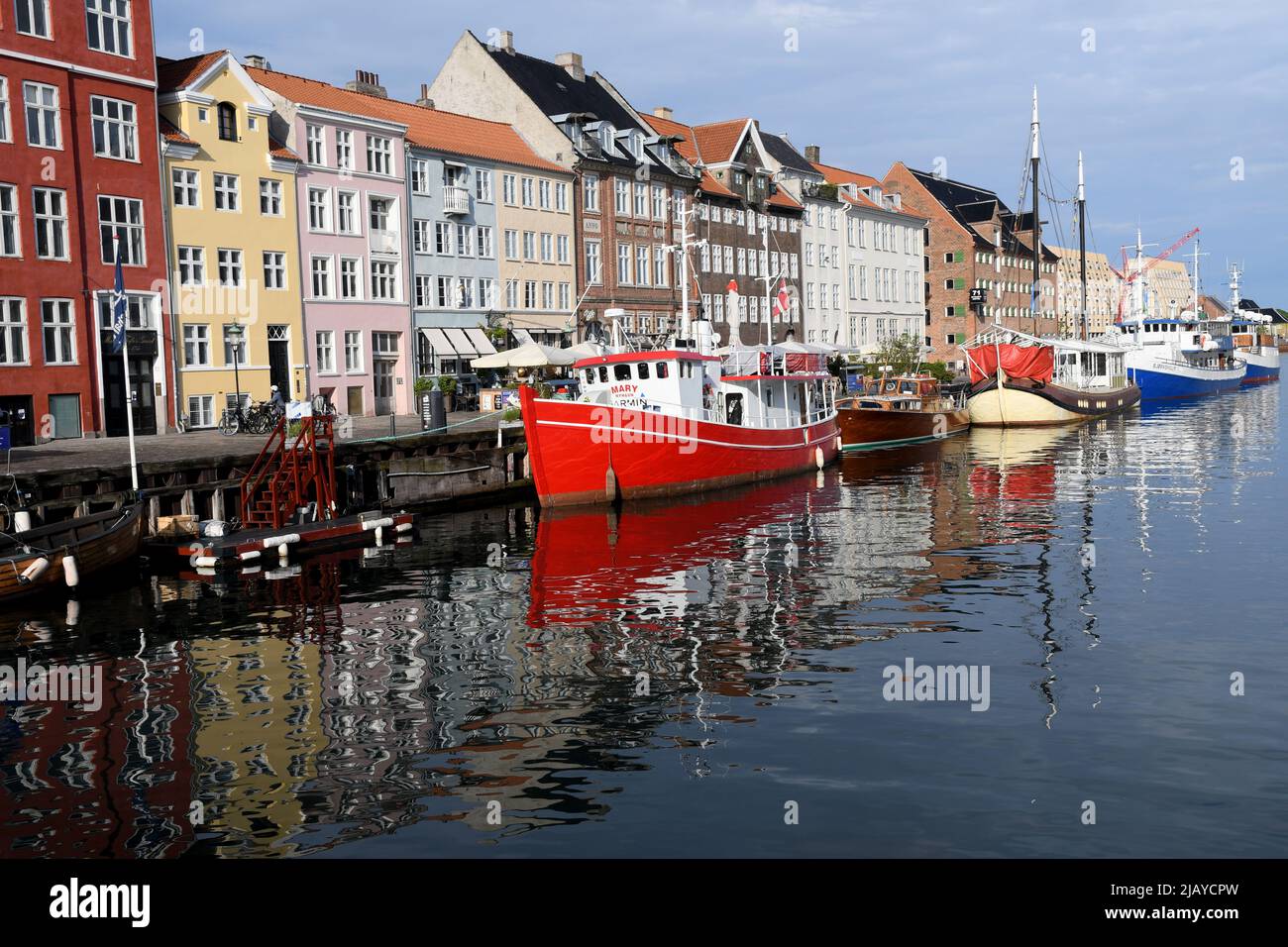 Copenhague/Danemark/1st.juin 2022/.les voyageurs vident au canal de Nyhavn ou au canal de Nyhavn dans la capitale danoise Copenhague. (Photo..Francis Dean/Dean Pictures) Banque D'Images