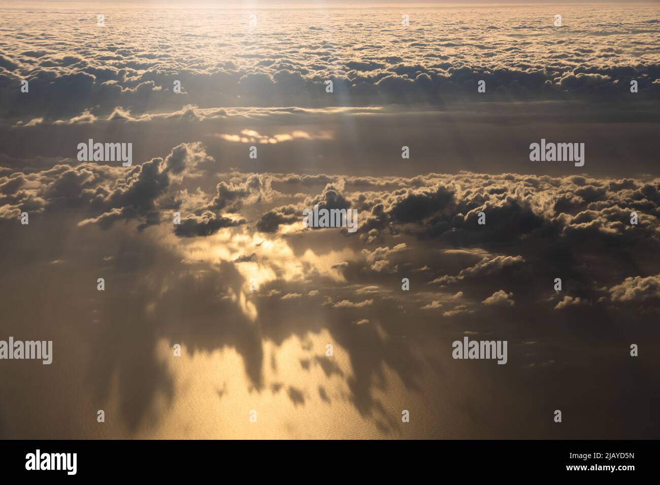Vue aérienne des nuages magiques au lever du soleil, ombre des nuages sur la mer, belle vue du ciel Banque D'Images