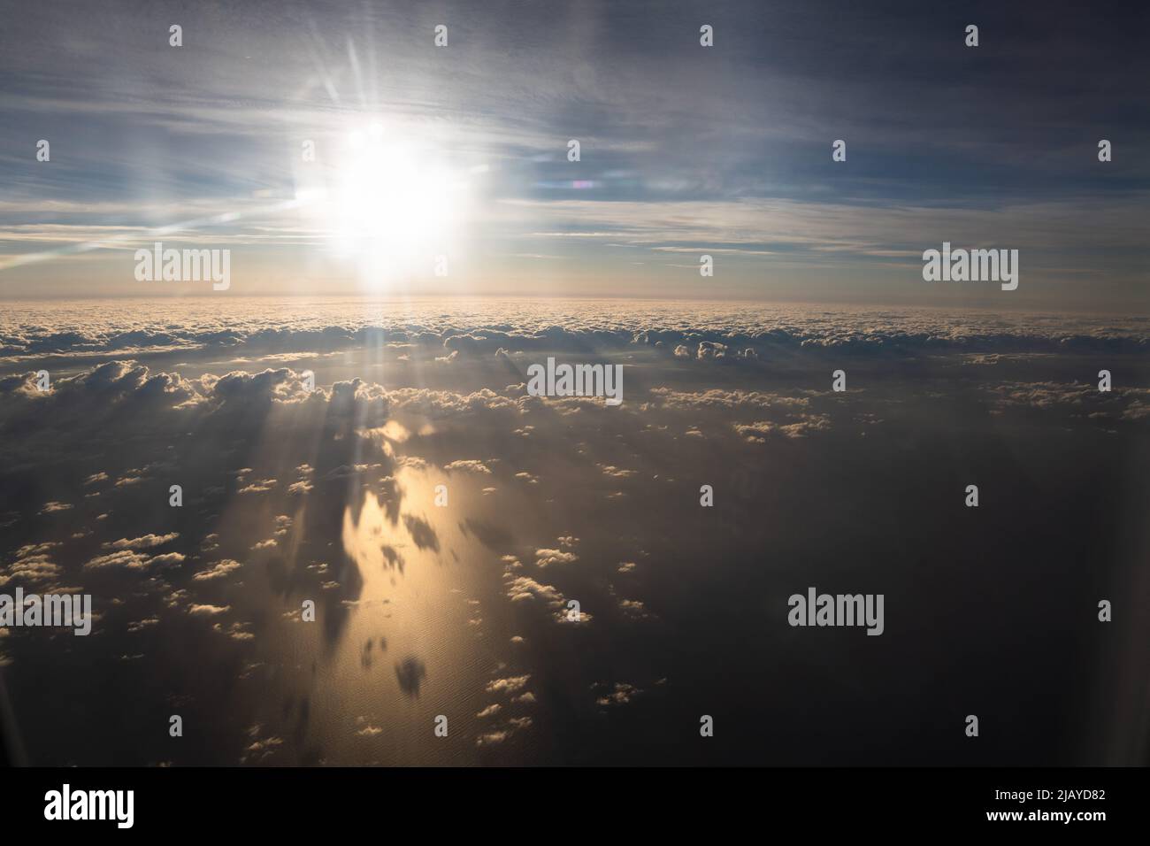Vue aérienne des nuages magiques au lever du soleil, ombre des nuages sur la mer, belle vue du ciel Banque D'Images
