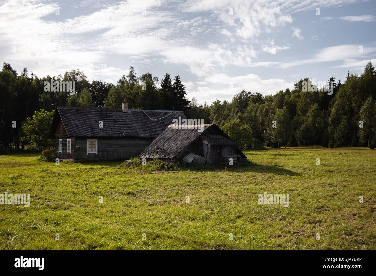 Ancienne maison rustique en bois dans un village, campagne de Lituanie Banque D'Images