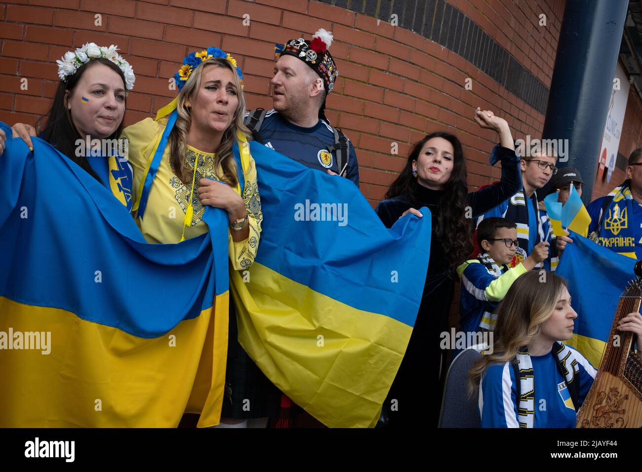 Glasgow, Écosse, 1st juin 2022. Les fans de football écossais et ukrainiens devant le stade Hampden Park, en prévision du match de ce soir de la coupe du monde de l’UEFA, à Glasgow, en Écosse, du 1 au 22 juin 2022. Crédit photo : Jeremy Sutton-Hibbert/Alay Live News. Banque D'Images