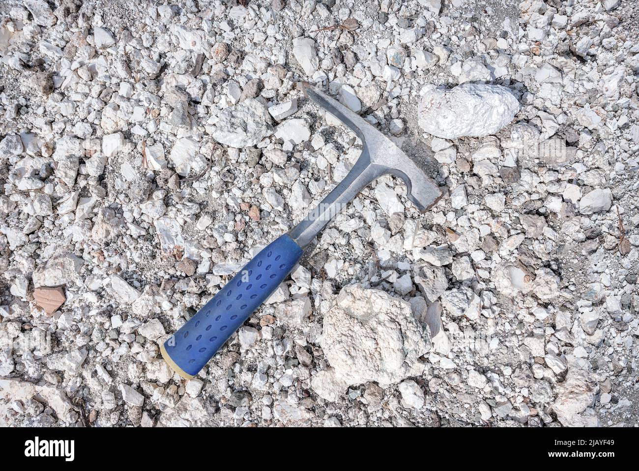 Burineur à bord de roche, outil d'exploration géologue sur des roches naturelles de magnésite arrière-plan dans une mine de magnésium abandonnée à Chypre Banque D'Images