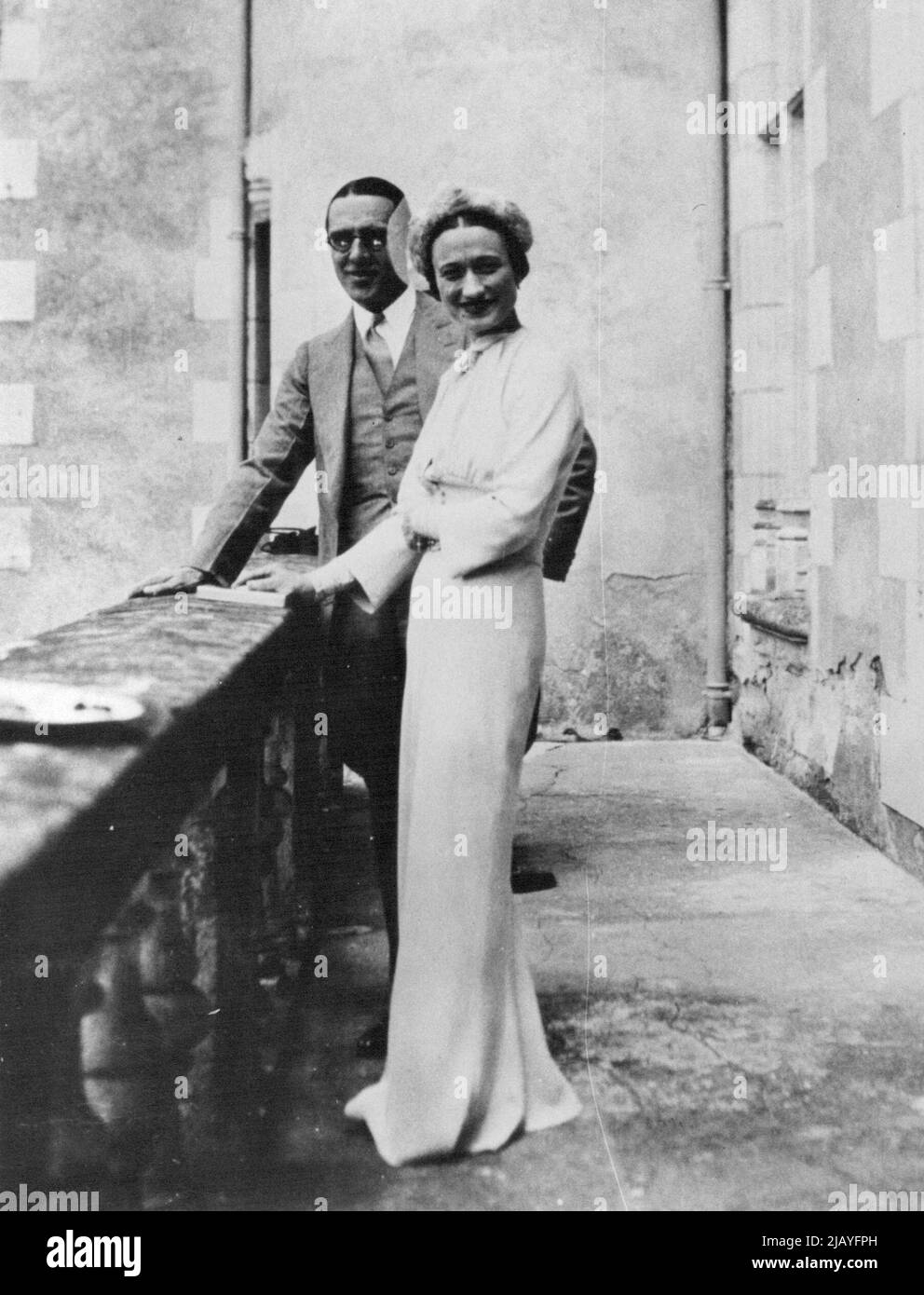La duchesse avec Walter Monckton sur le balcon du Château de Cande juste après le mariage. 3 juin 1937. Banque D'Images