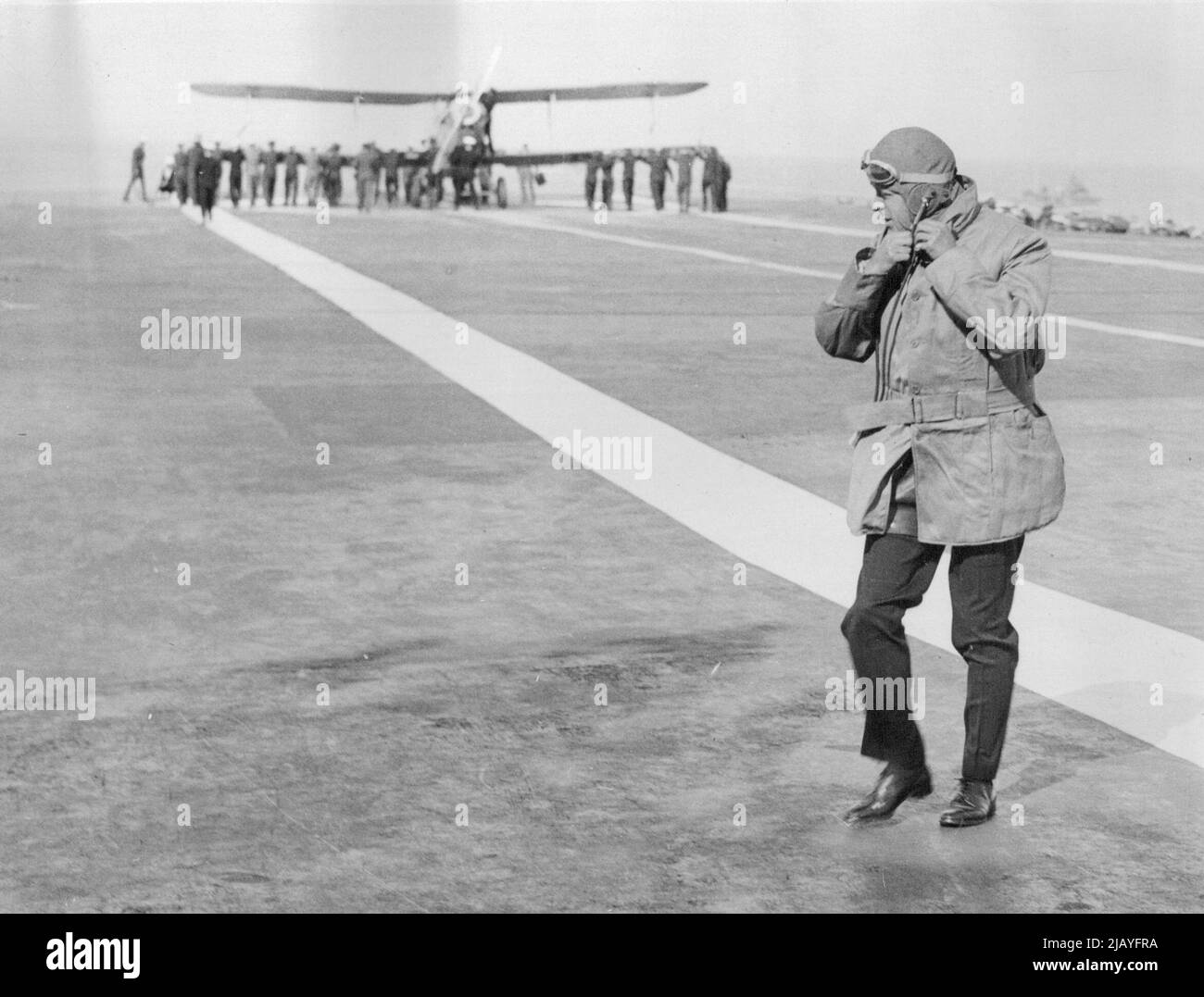 Visite royale à la flotte : le prince de Galles sur le point de prendre un vol du porte-avions « courageux » lors de la visite du roi et des princes à la flotte domestique de Weymouth. 25 août 1932. (Photo de London News Agency photos Ltd.). Banque D'Images