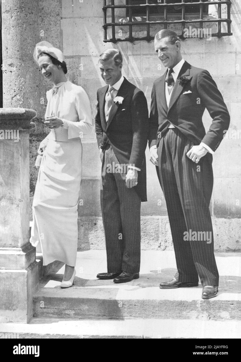 Le mariage du duc de Windsor : le duc et la duchesse de Windsor, avec le major E. D. Metcalfe, le meilleur homme, sur les marches du château après le mariage. Couple de mariée avec le meilleur homme après la cérémonie au Château de Cande, près des visites, aujourd'hui 3 juin. 3 juin 1937. (Photo de l'Associated Press Ltd.). Banque D'Images