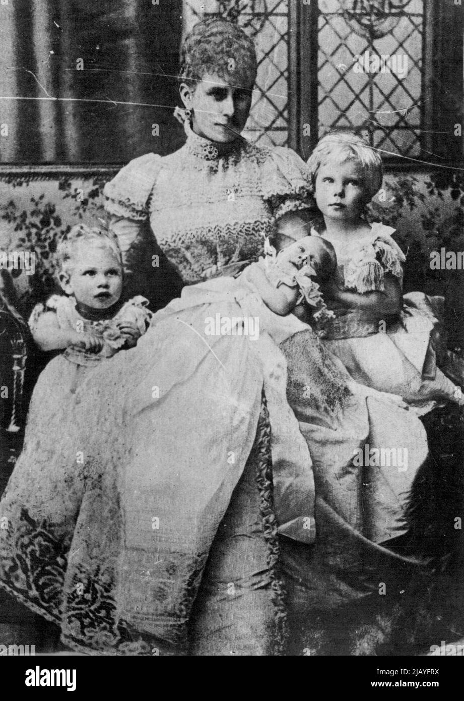 Une photographie qui est apparue dans le Lady's Pictorial pour octobre 1897 ... elle montre la duchesse de York, notre reine actuelle, avec ses trois enfants les plus âgés, le prince de Galles, la princesse Mary et le duc de York. 7 mars 1935. Banque D'Images