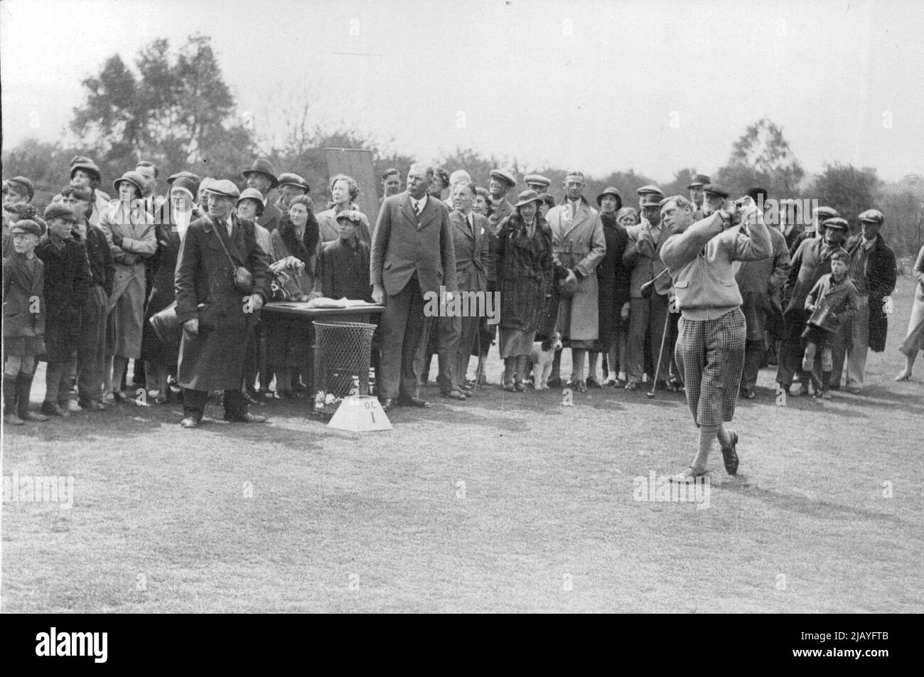 Prince of Wales est en compétition avec le Parliamentary Golf handicap: Le Prince of Wales Driving. Le prince de Galles, qui était à la deuxième place il y a deux ans, fait une autre tentative de victoire dans le handicap de golf parlementaire de Walton Heath. Il a rencontré M. H. Burrows, membre de la Chambre des Lords, au premier tour. 18 mai 1935. (Photo du Bureau de la presse et de la traduction de Kosmos). Banque D'Images