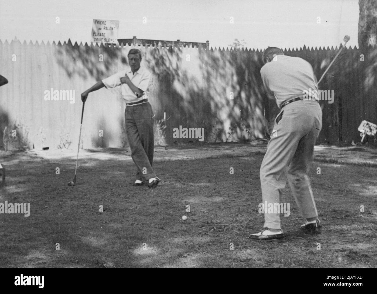 Le duc de Windsor joue au tournoi de golf de Nice, mais l'avis ne s'applique pas: Le duc de Windsor (à gauche) regarde un autre joueur en voiture pendant le tournoi à Nice hier, 31 juillet. Mais aucun des deux n'a fait l'avis (arrière gauche) s'appliquent au golf, nous l'espérons). Le duc de Windsor, qui est resté avec la duchesse à Cannes, est en compétition dans le tournoi annuel de golf de la coupe magnolia Challenge à Nice. 13 août 1939. (Photo par photo de presse associée). Banque D'Images