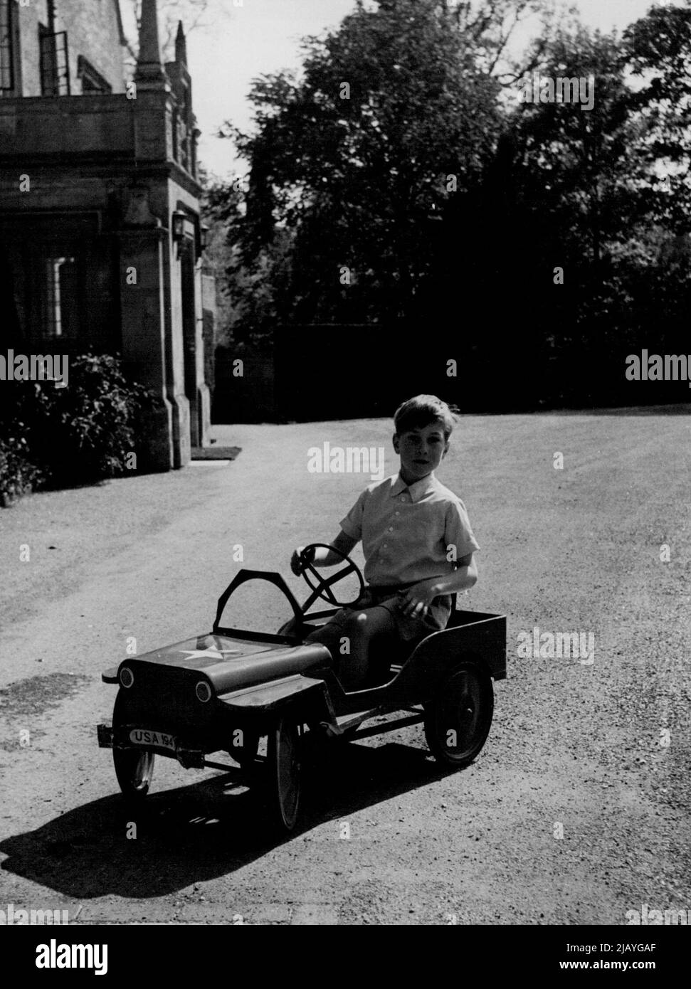 Le Jeune Prince de Gloucester -- photographié au Manor House, Barnwell dans le Northamptonshire, le siège du Duc et de la Duchesse de Gloucester: Le Prince William dans sa jeep. - Le Prince William est né Dece. 18, 1941. 1 novembre 1948. (Photo de Baron, Camera Press). Banque D'Images