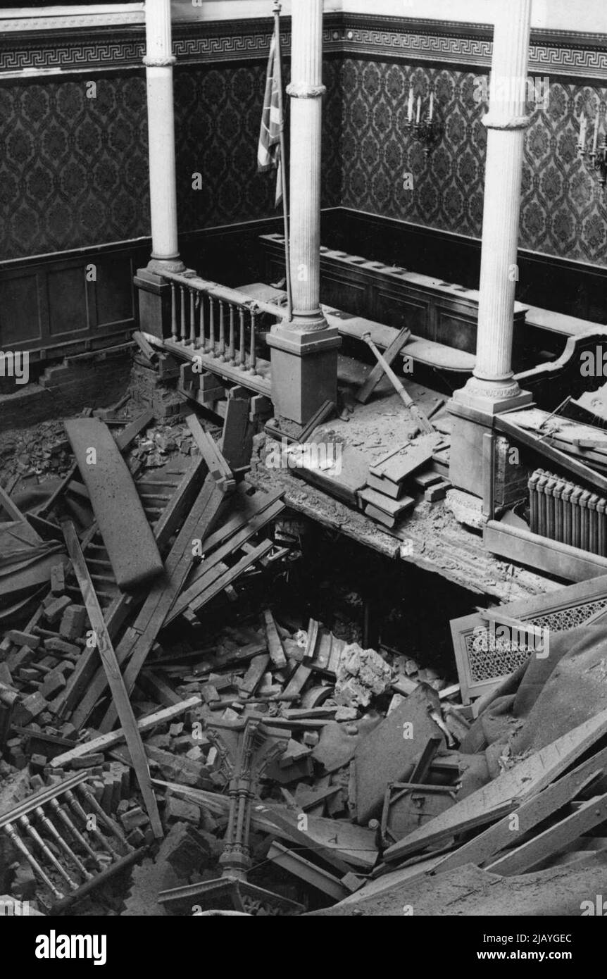 Buckingham Palace bombardé - l'intérieur de la chapelle privée qui a été démodée après que Buckingham Palace ait été bombardé. Quand des bombes sont tombées sur Buckingham Palace vendredi, le roi et la reine avaient une tasse de thé. Les deux sont restés calmes. Selon les ordres du Roi, la reconstruction principale du Palais ne commencera qu'après la guerre. Tout ce qu'il faut faire est de faire le Palais en toute sécurité. 16 septembre 1940. (Photo de Totopique Press). Banque D'Images