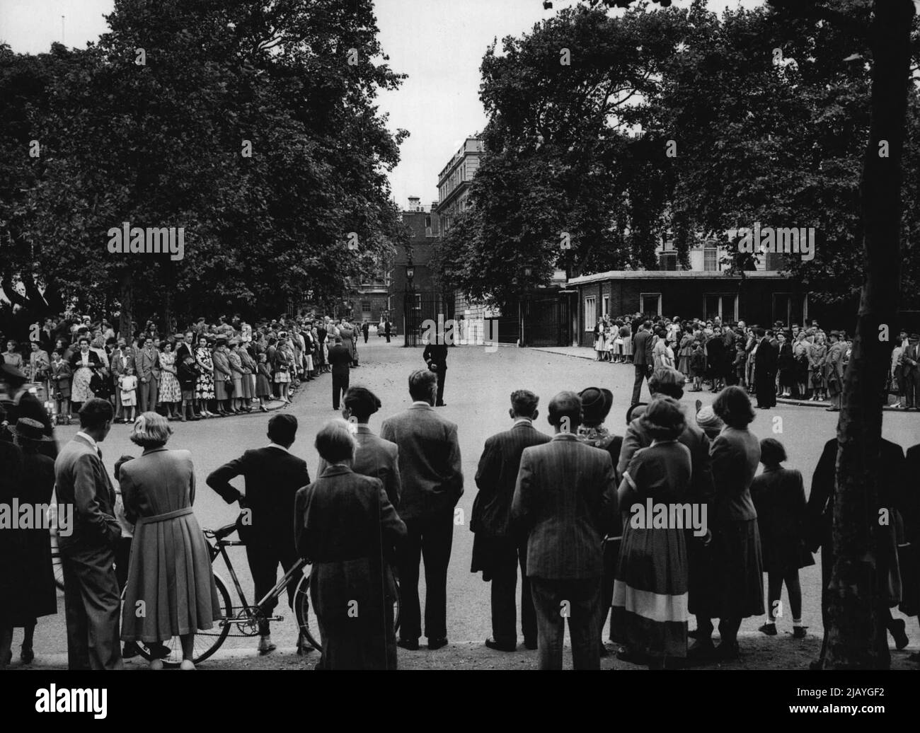 Baby Watchers -- les foules de midi-jour attendent. Ils se sont rendus à Clarence House, Londres, le 11 août dans l'espoir de voir des personnalités royales rendre visite à la princesse Elizabeth maintenant en attendant la naissance de son deuxième enfant, ils espéraient également être les premiers à encourager la naissance d'un prince ou d'une princesse. 11 août 1950. (Photo par photo de presse associée). Banque D'Images