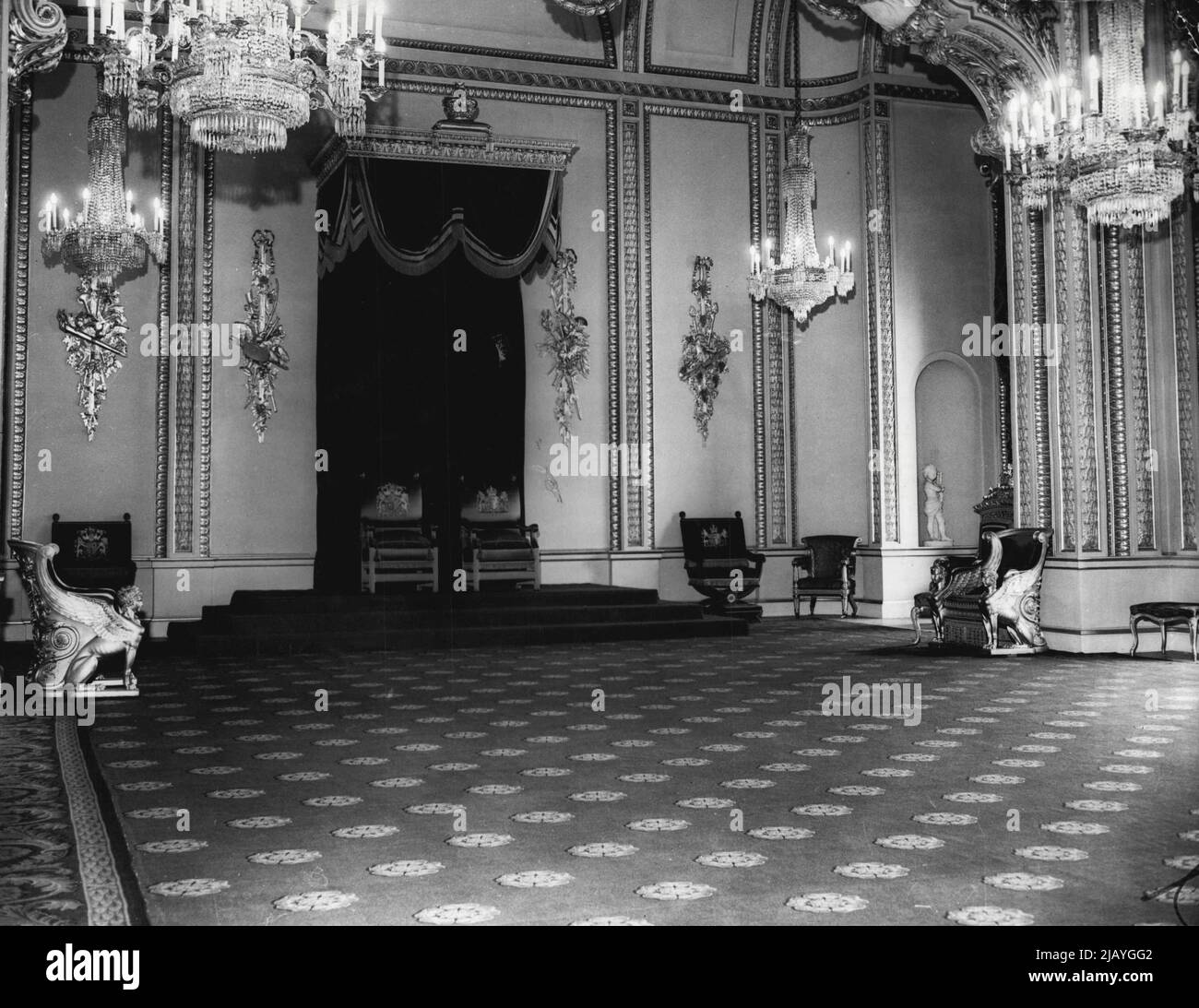Salle du trône à Buckingham Palace. ***** Chambre, où scarlet et or ***** Deux 'Coronation Chairaz sont scarlet, avec ***** . La riche moquette de scarlet est or à motifs et ***** sont figurés avec des plaques d'or qui à l'origine ***** Carlton House. 01 août 1947. (Photo de Dominion Press). Banque D'Images