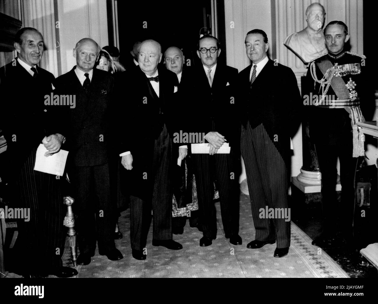 Sir Winston reçoit les libertés d'Ulster au Mansion House -- Sir Winston Churchill, au Mansion House, Londres, pour recevoir les libertés de Belfast et de Londonderry à ce jour (vendredi), est photographié avec - de gauche à droite - Lord Brookeborough, Premier ministre d'Irlande du Nord; Field-Marshal, Viscount Montgomery; Field-Marshal, Viscount Alawbrooke; Maréchal, Earl Alexander; et le général Sir Gerald Temper, chef d'état-major général de l'Impériale. 16 décembre 1955. (Photo de Reuterphoto). Banque D'Images