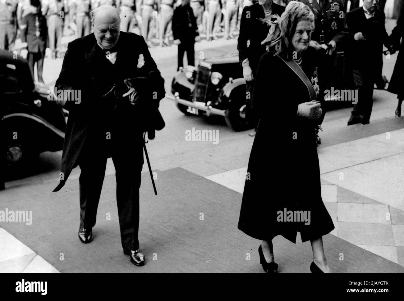 M. Churchill se joint aux célébrations du mariage d'argent : Il Existe Une amitié étroite et chaleureuse entre le roi et M. Winston Churchill, qui, avec Churchill, était présent ***** service de mariage ***** au jour le jour. 26 avril 1948. Banque D'Images