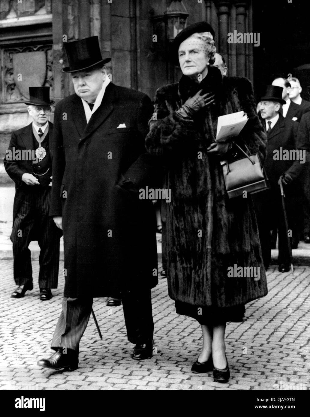 Churchill d'humeur sombre - Un sombre M. Winston Churchill, accompagné de Mme Churchill, quitte l'abbaye de Westminster, à Londres, jusqu'à jour (mardi) après avoir assisté au service commémoratif du général Jan Smuts, ennemi unique et plus tard allié proche. 26 septembre 1950. (Photo de Reuterphoto). Banque D'Images