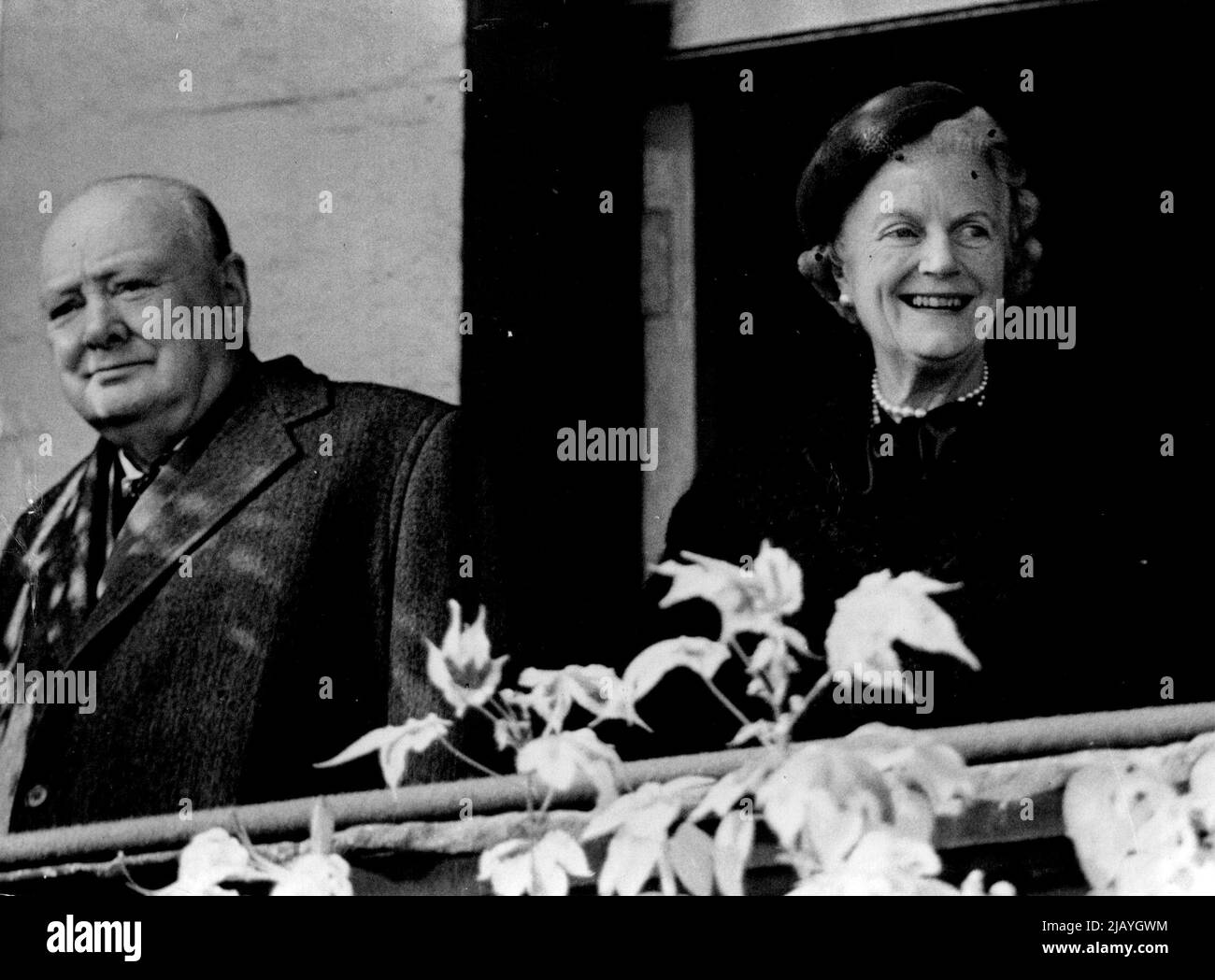 45 ans de bonheur - les invités de la Reine....Sir Winston et Lady Churchill sourient volontiers aux acclamations de la foule en regardant la course depuis la boîte royale. Sir Winston et Lady Churchill ont célébré hier le 45th anniversaire du mariage. Ils étaient les invités de la reine hier à Doncaster pour regarder 'Aurbole' porter les couleurs de la reine à la troisième place dans les piquets de St. léger. Ensuite, ils se sont rendus à Balmoral avec sa Majesté... 13 septembre 1953. (Photo de Paul Popper). Banque D'Images