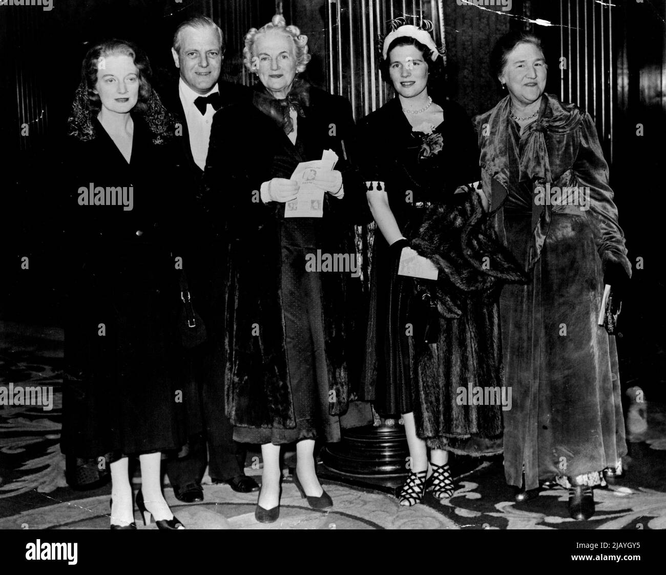 (De gauche à droite) Mme Duncan Sandys (Diana Churchill), M. Randolf Churchill, Mme Churchill, Mme Christopher Soames (Mary Churchill) et Mme Entwistle. La première de 'Wedding Bellss' dans laquelle Sarah Churchill a un rôle de vedette a eu lieu à l'empire, Leicester Sq. Hier soir (lundi), lorsque Mme Churchill et ses filles Diana et Mary étaient présentes. 13 mars 1951. (Photo de L.N.A.). Banque D'Images