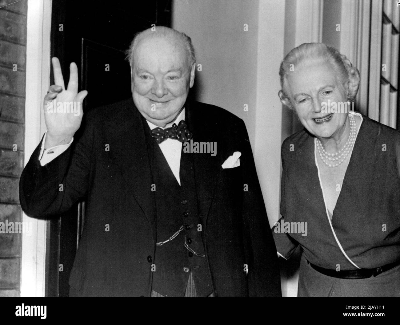 Sir Winston 'V' 81st de Brithday: Sir Winston Churchill donne son célèbre signe 'V' à Eh bien ***** Rassemblée dehors comme il apparaît avec Lady Churchill à la porte de cette maison dans Hyde Gate Park ***** , Londres, ***** . L'anniversaire a été célébré avec un ***** déjeuner. 30 novembre 1955. (Photo de Reuterphoto). Banque D'Images