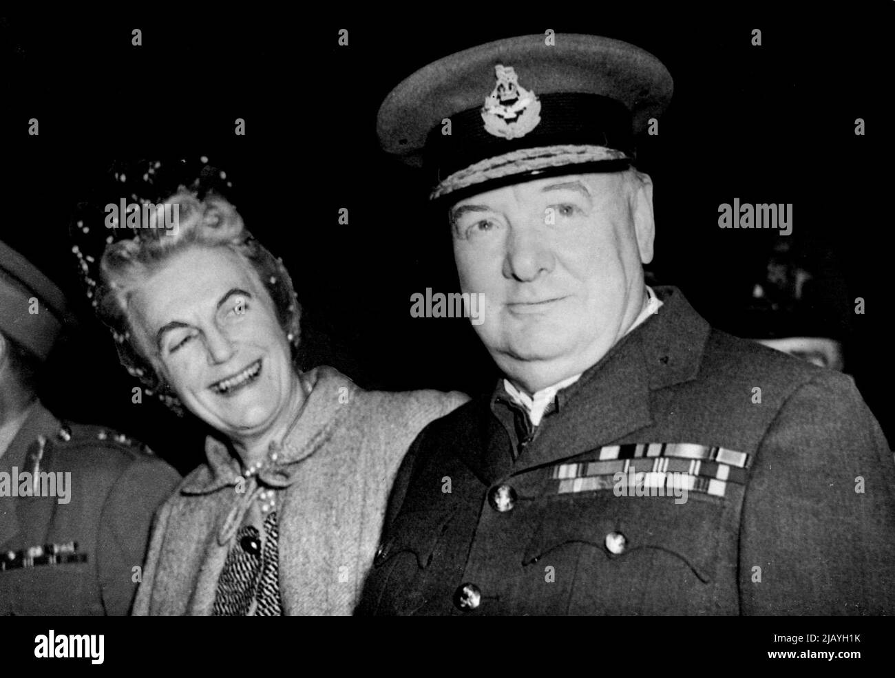 Mme Churchill Greets Premier ministre à son retour de son grand voyage en Russie et en Égypte: Mme Churchill a photographié avec le Premier ministre, en regardant très heureux d'être de retour, à la gare de Paddington, Londres, lorsque M. Churchill est revenu de son grand voyage aller-retour en Égypte et en Russie, au cours duquel il a rencontré le général Smuts, M. Staline, et ne parcourues pas moins de 14 000 miles en avion. 25 août 1942. Banque D'Images